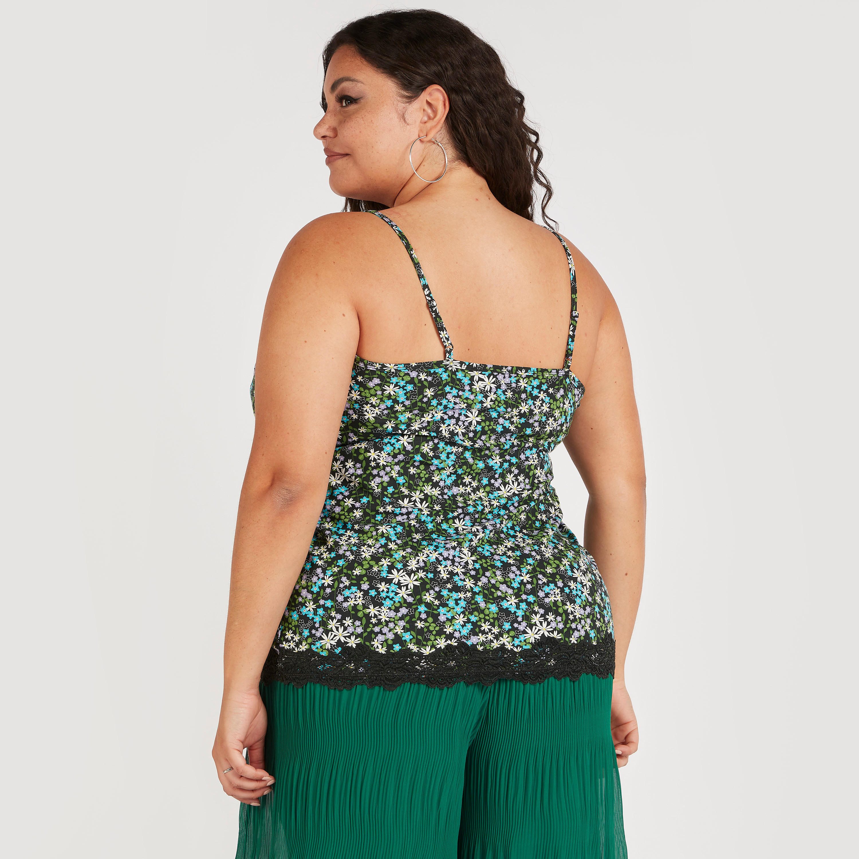 بلوزة كامي بياقة v وطبعات أزهار وتفاصيل دانتيل-women-clothing-tshirts-image-4