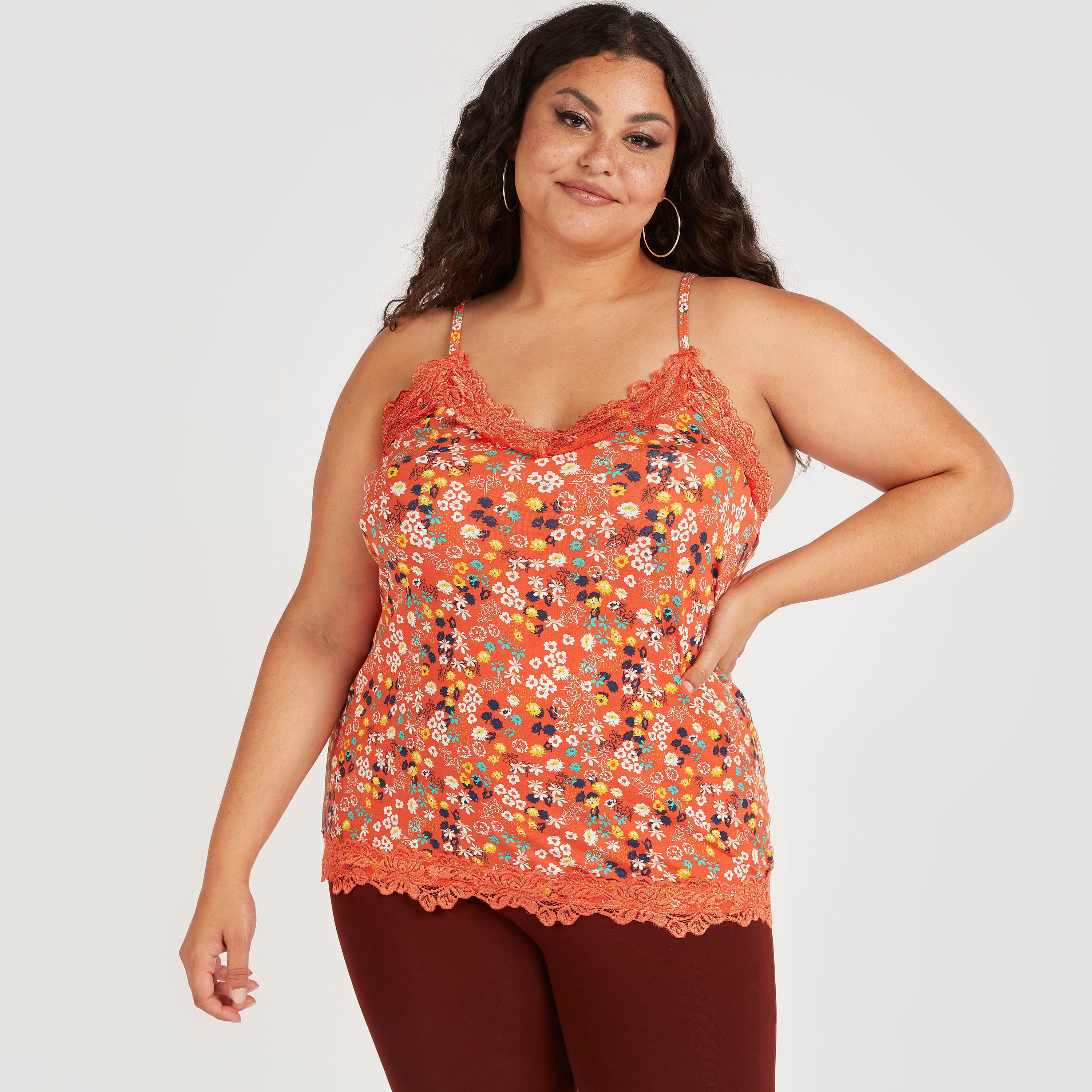 بلوزة كامي دون أكمام بياقة v وطبعات أزهار وتفاصيل دانتيل-women-clothing-tshirts-image-1