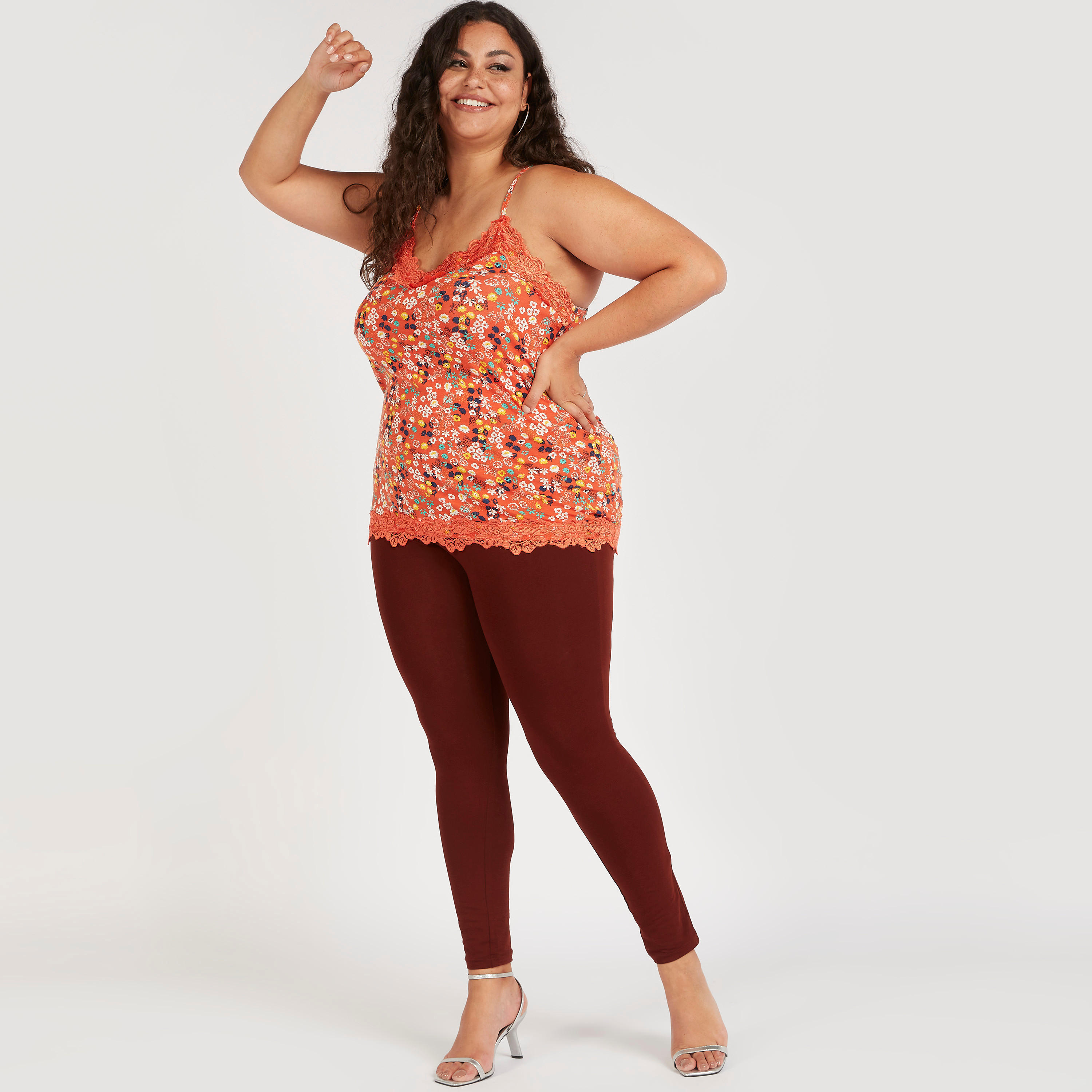بلوزة كامي دون أكمام بياقة v وطبعات أزهار وتفاصيل دانتيل-women-clothing-tshirts-image-2
