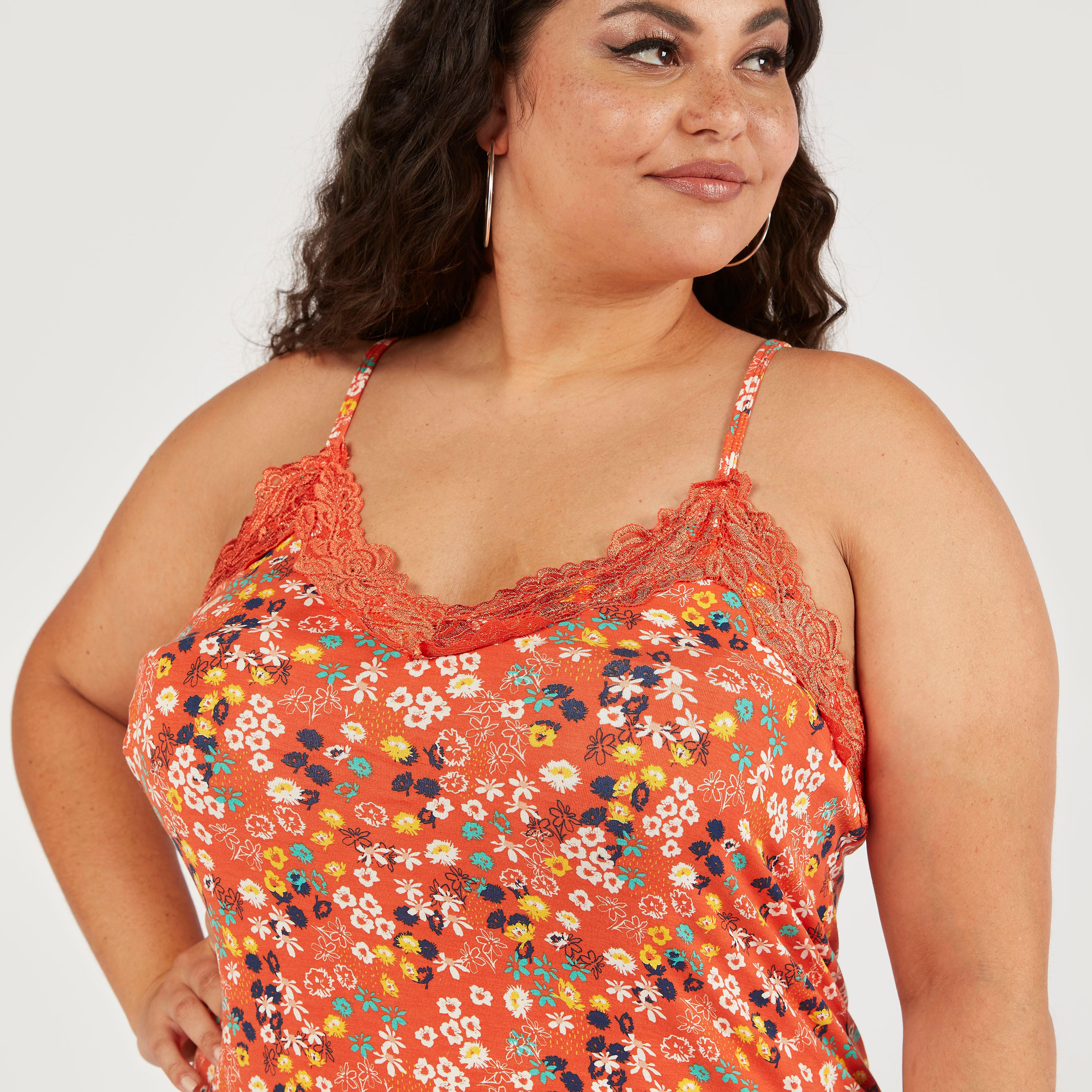 بلوزة كامي دون أكمام بياقة v وطبعات أزهار وتفاصيل دانتيل-women-clothing-tshirts-image-3