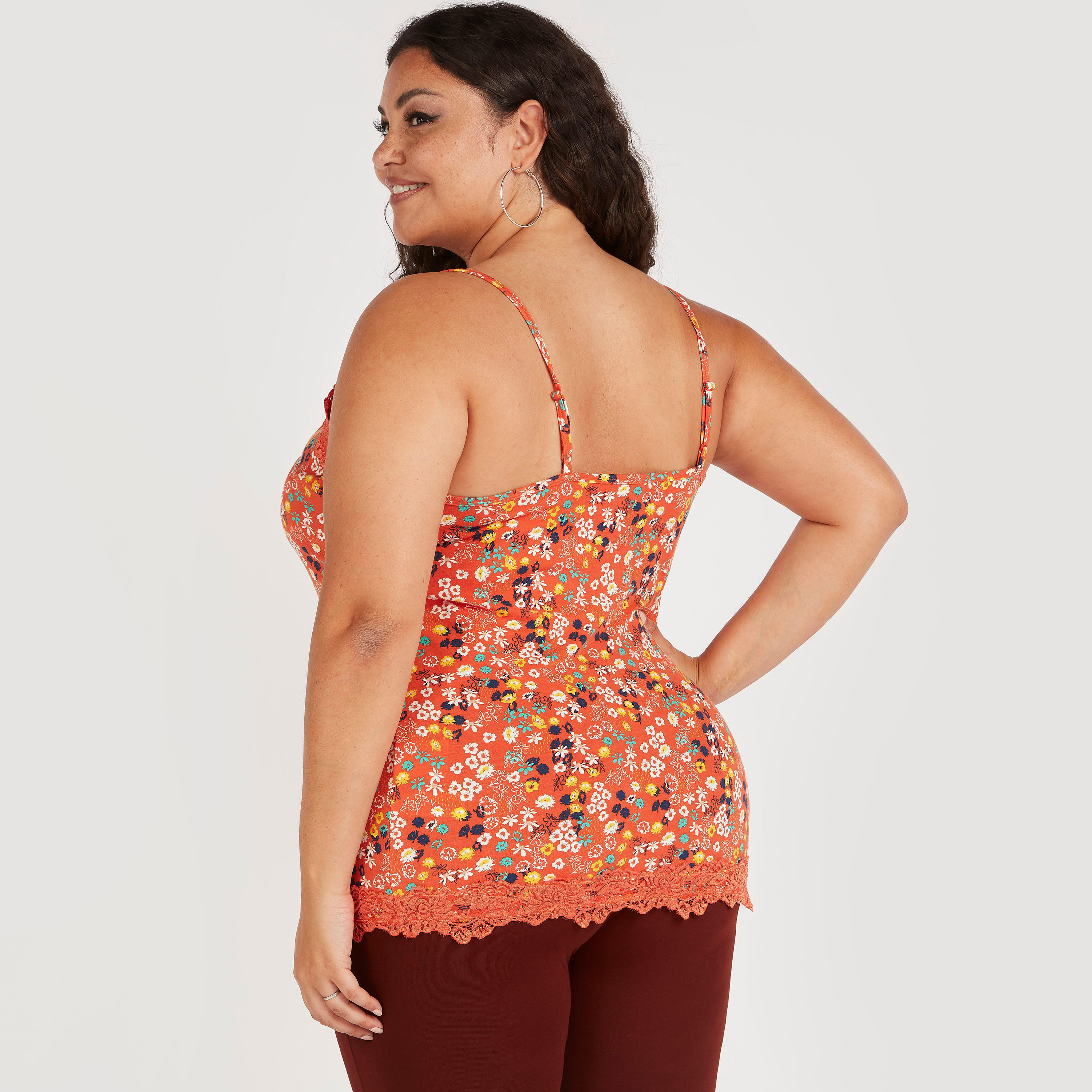 بلوزة كامي دون أكمام بياقة v وطبعات أزهار وتفاصيل دانتيل-women-clothing-tshirts-image-4