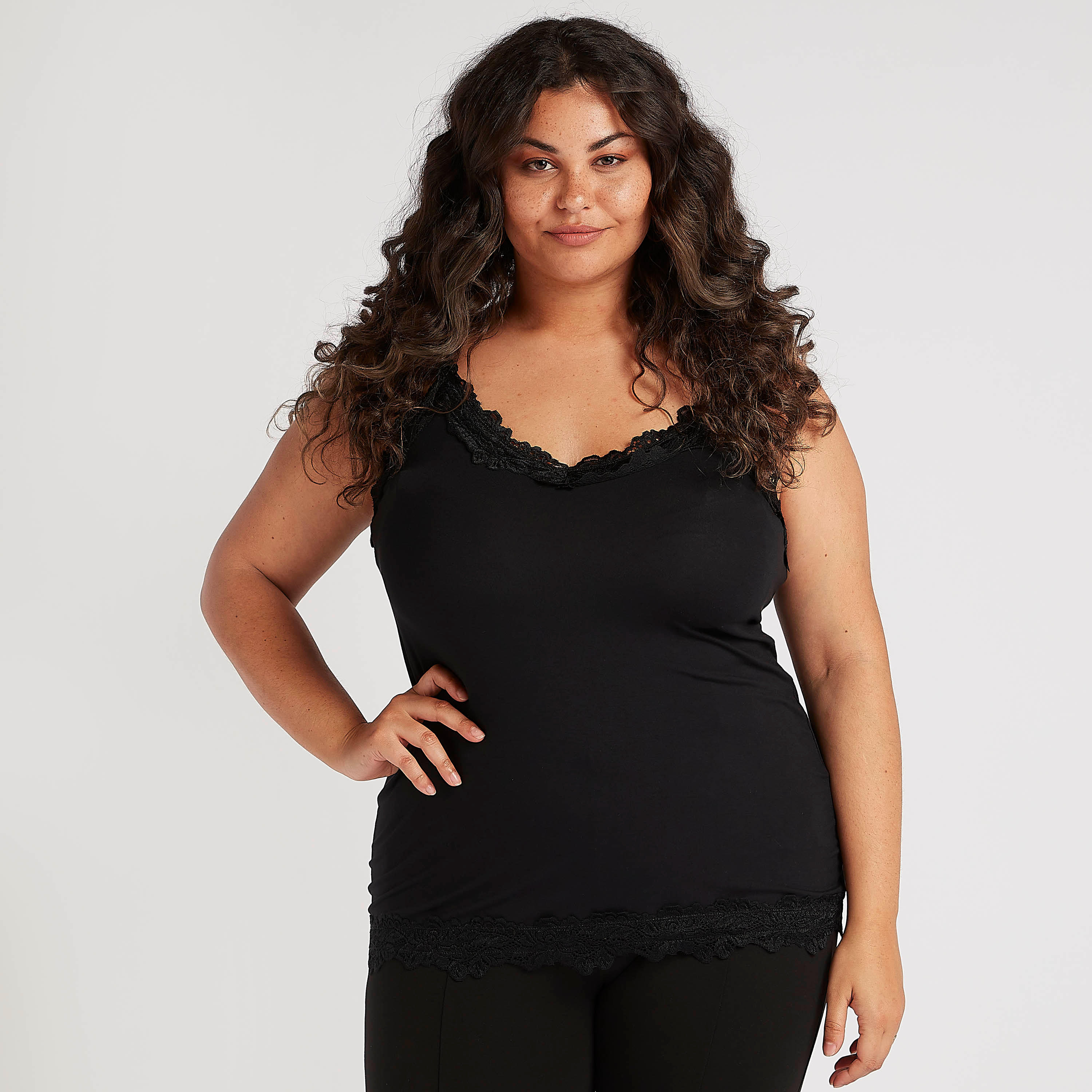 فيست بياقة V وحمّالات قابلة للتعديل وتفاصيل دانتيل-women-clothing-tshirts-image-1