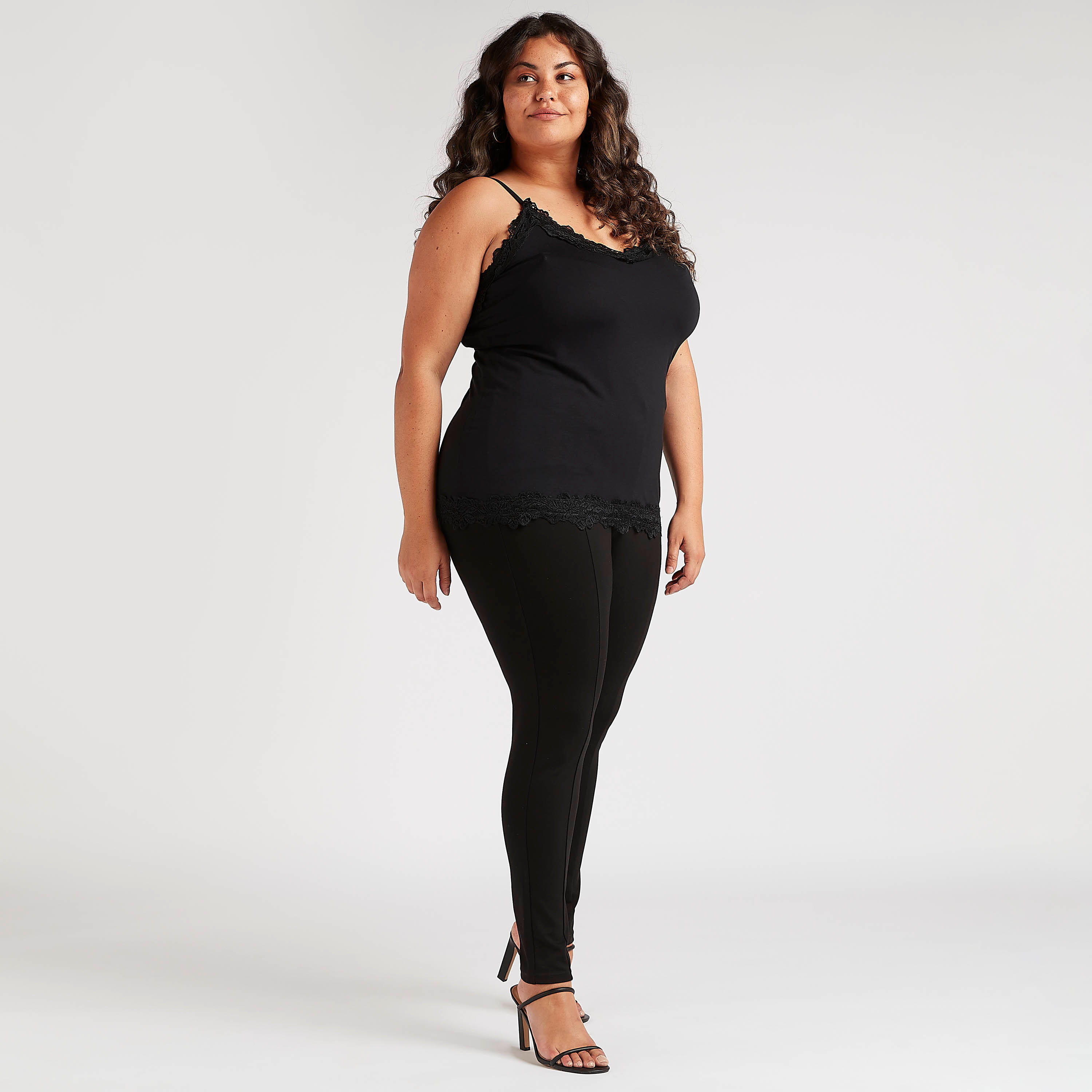 فيست بياقة V وحمّالات قابلة للتعديل وتفاصيل دانتيل-women-clothing-tshirts-image-2