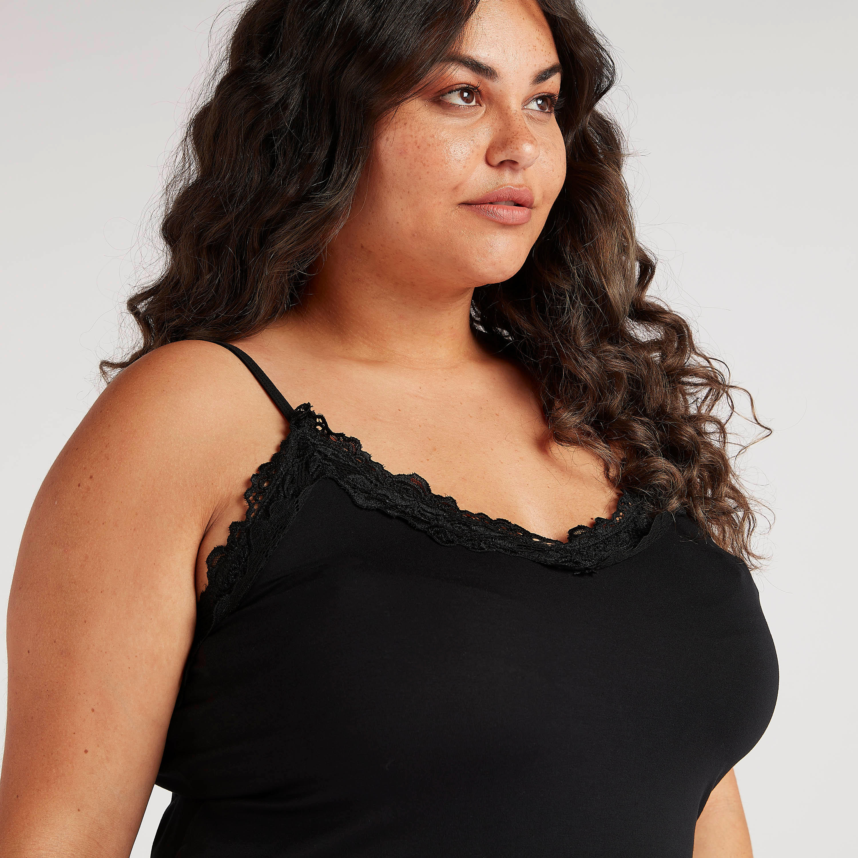فيست بياقة V وحمّالات قابلة للتعديل وتفاصيل دانتيل-women-clothing-tshirts-image-3
