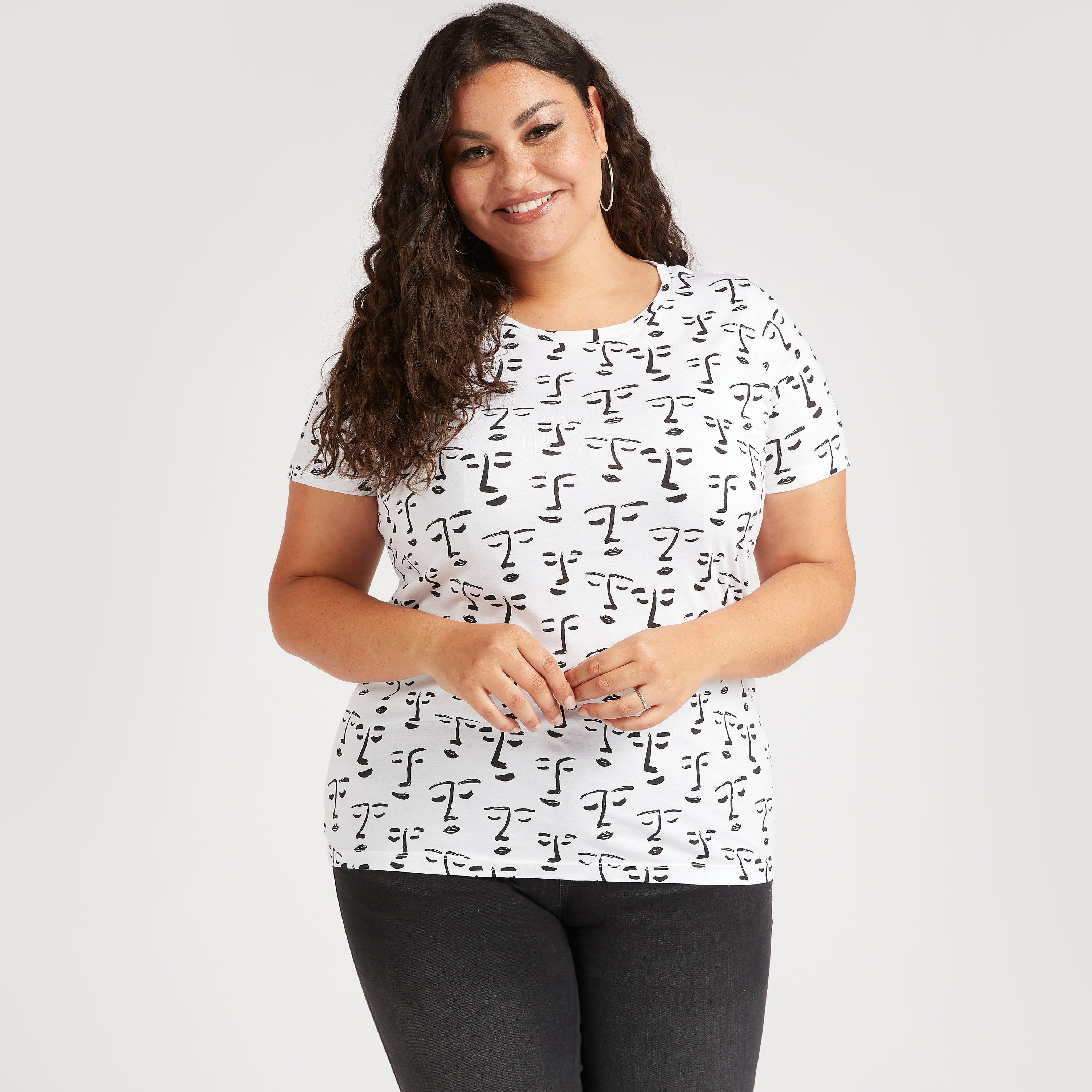 تيشيرت بياقة مستديرة وأكمام قصيرة وطبعات-women-clothing-tshirts-image-1