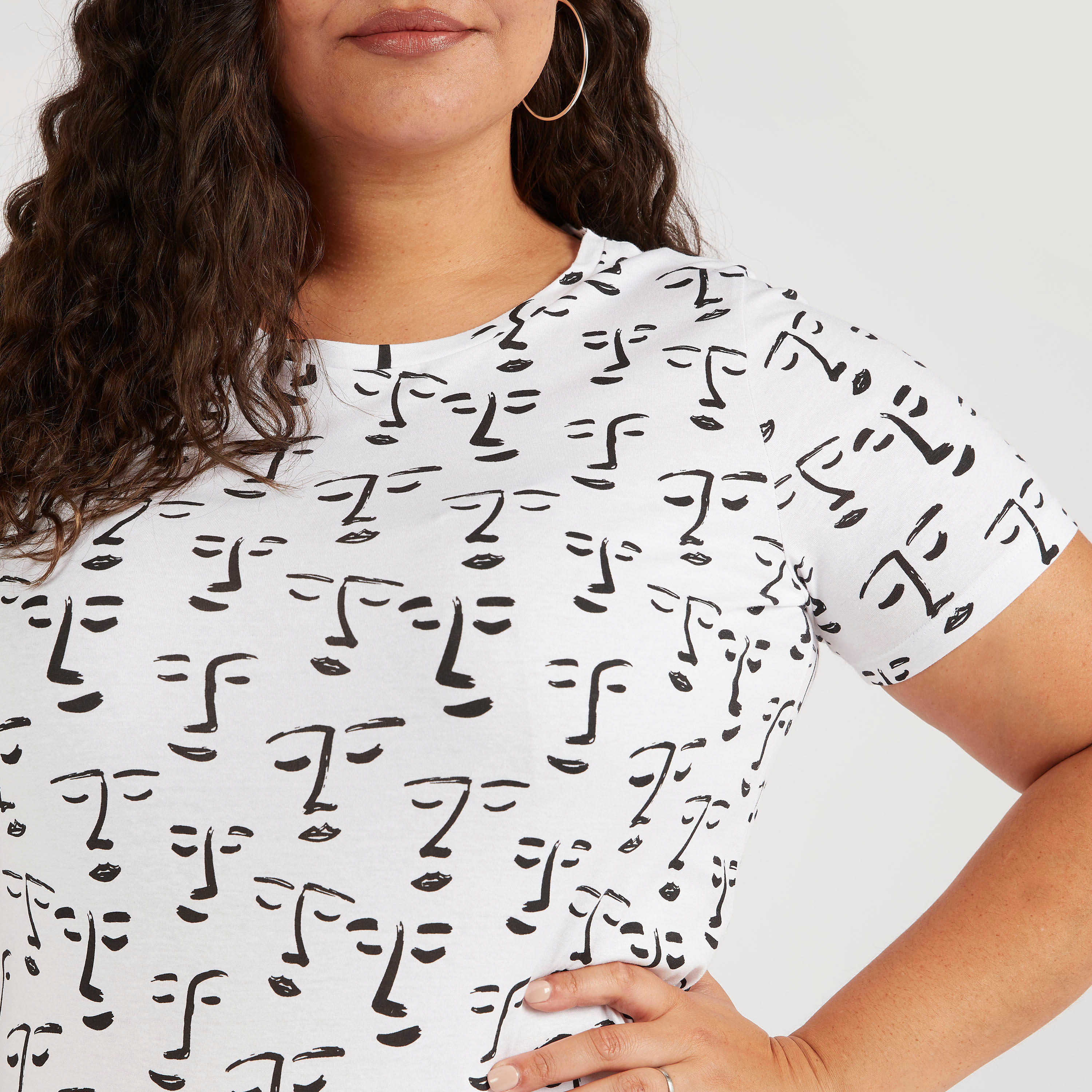 تيشيرت بياقة مستديرة وأكمام قصيرة وطبعات-women-clothing-tshirts-image-3