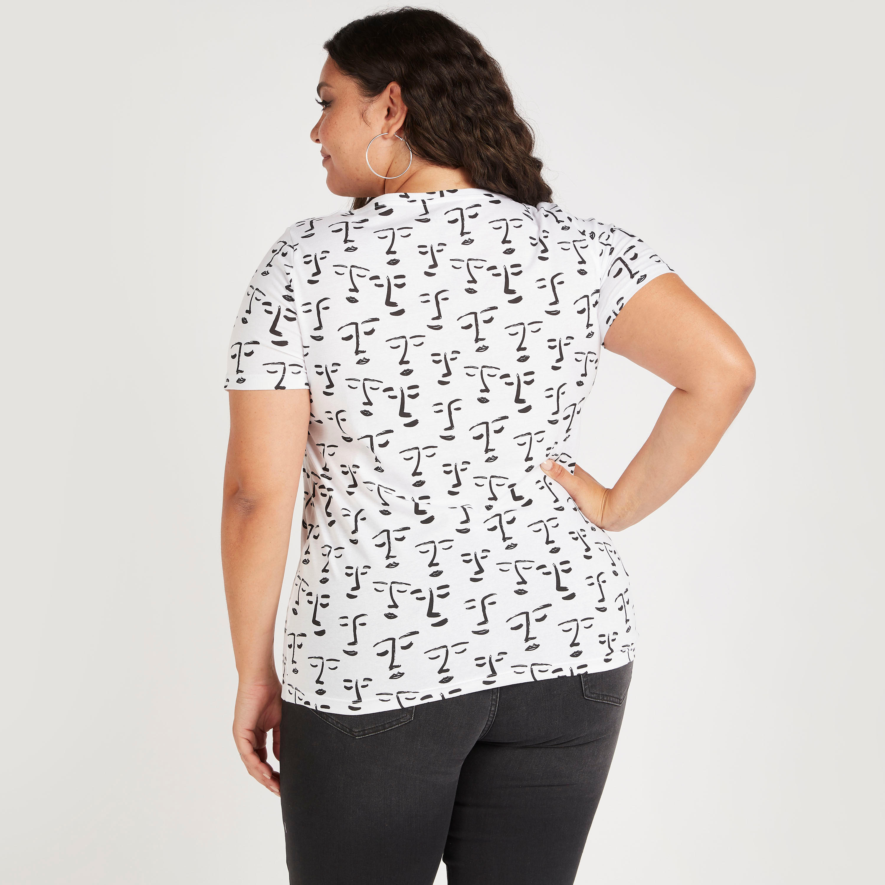 تيشيرت بياقة مستديرة وأكمام قصيرة وطبعات-women-clothing-tshirts-image-4