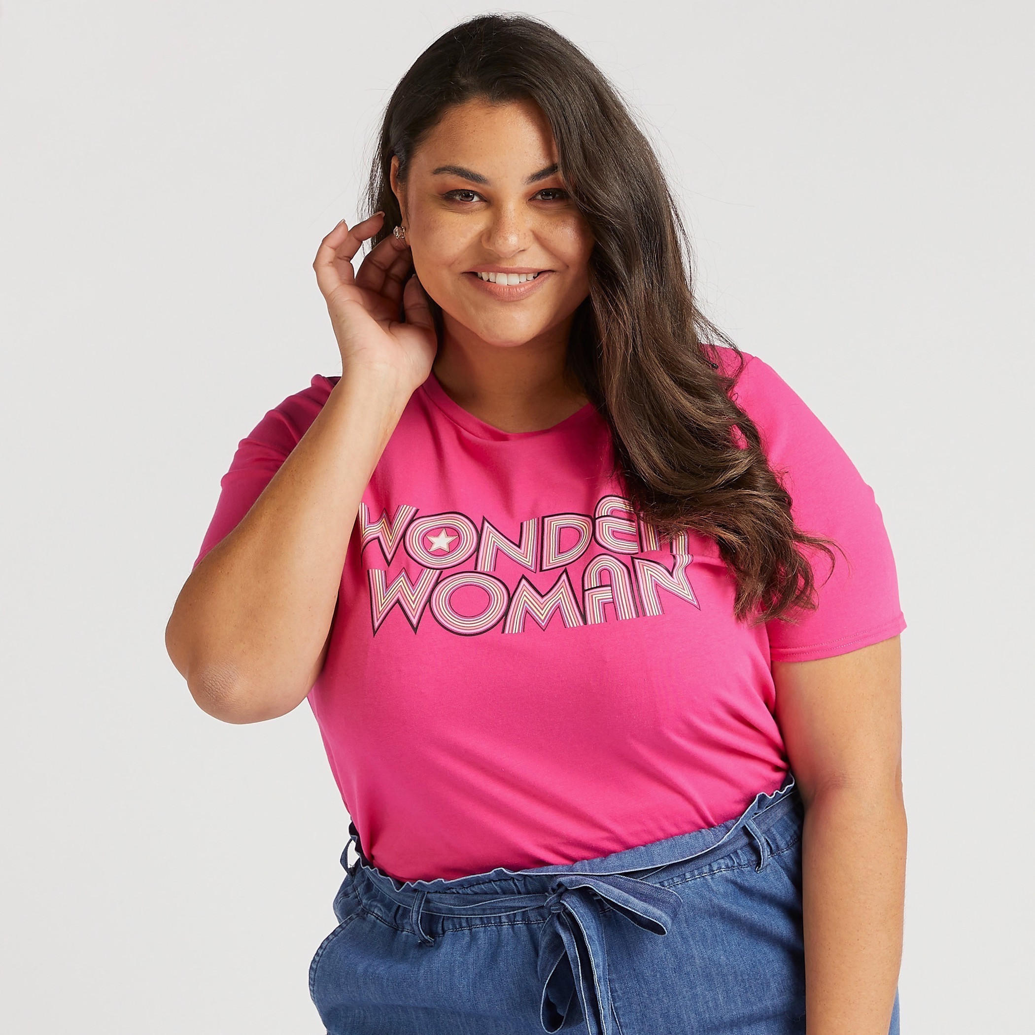 تيشيرت بياقة ضيقة وأكمام كاب وطبعات واندر وامن-women-clothing-tshirts-image-1