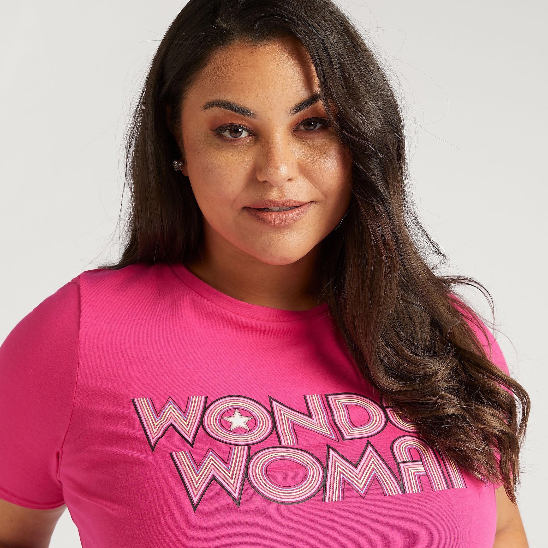 تيشيرت بياقة ضيقة وأكمام كاب وطبعات واندر وامن-women-clothing-tshirts-image-3