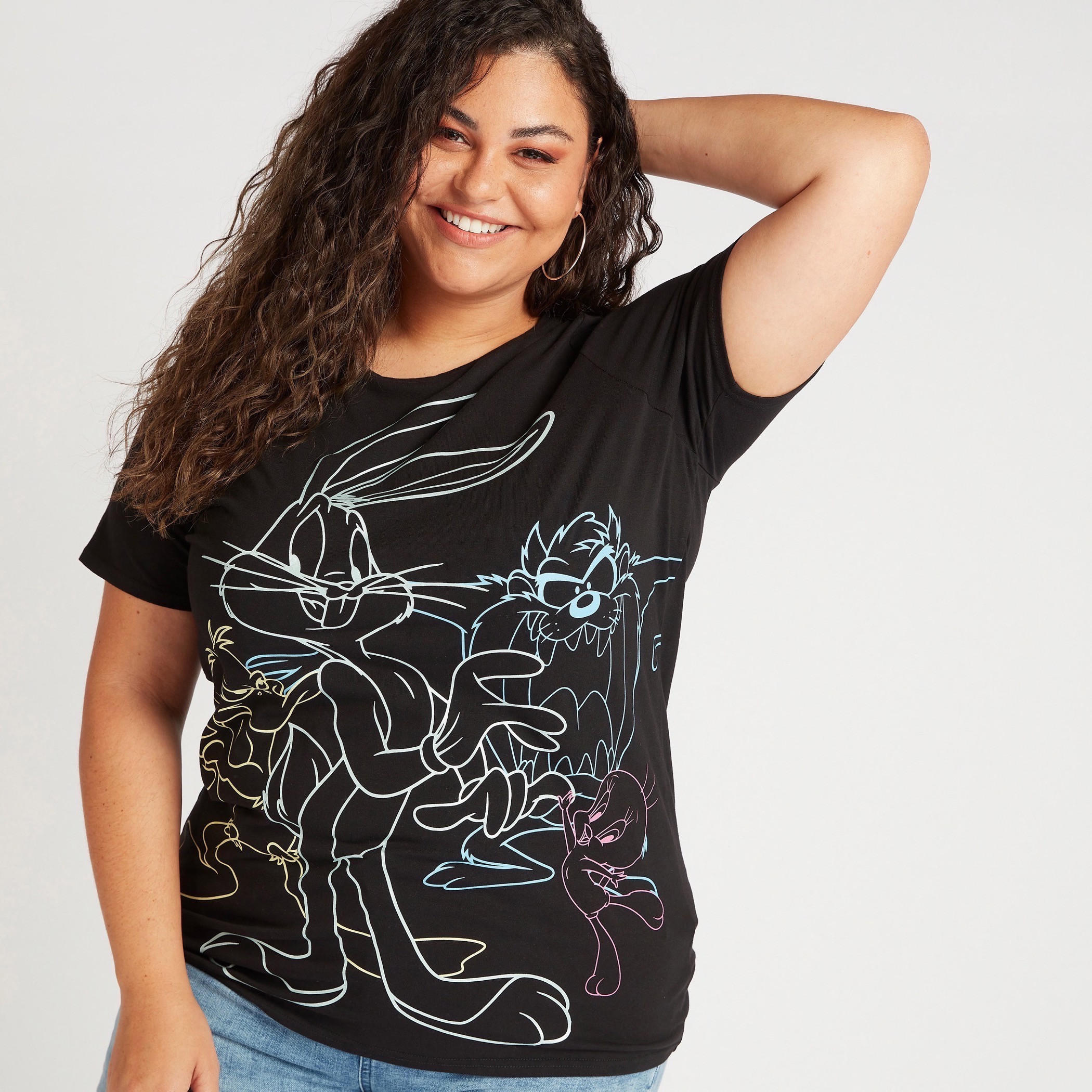 تيشيرت بياقة ضيقة وأكمام قصيرة وطبعات لوني تيونز-women-clothing-tshirts-image-1