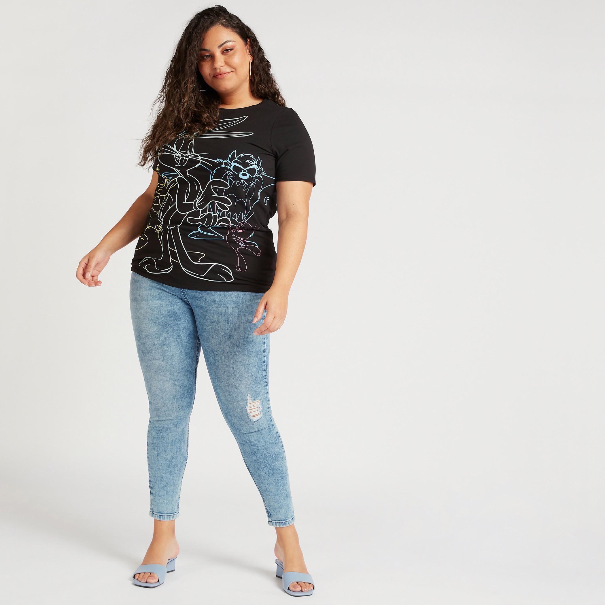 تيشيرت بياقة ضيقة وأكمام قصيرة وطبعات لوني تيونز-women-clothing-tshirts-image-2