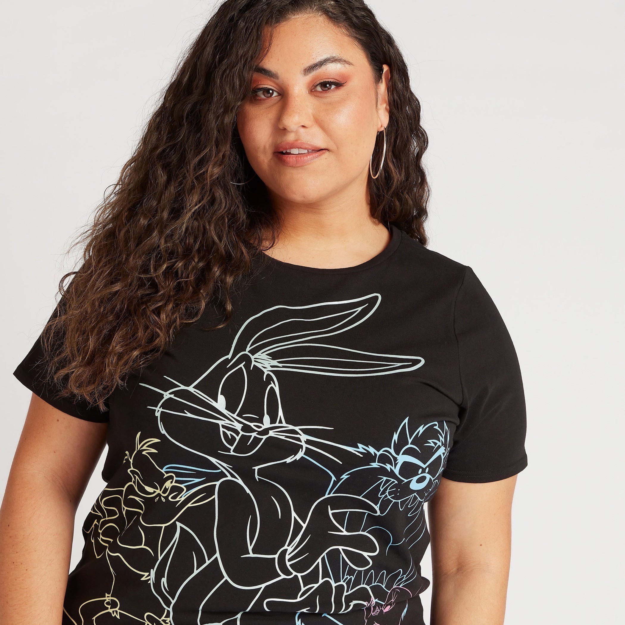 تيشيرت بياقة ضيقة وأكمام قصيرة وطبعات لوني تيونز-women-clothing-tshirts-image-3