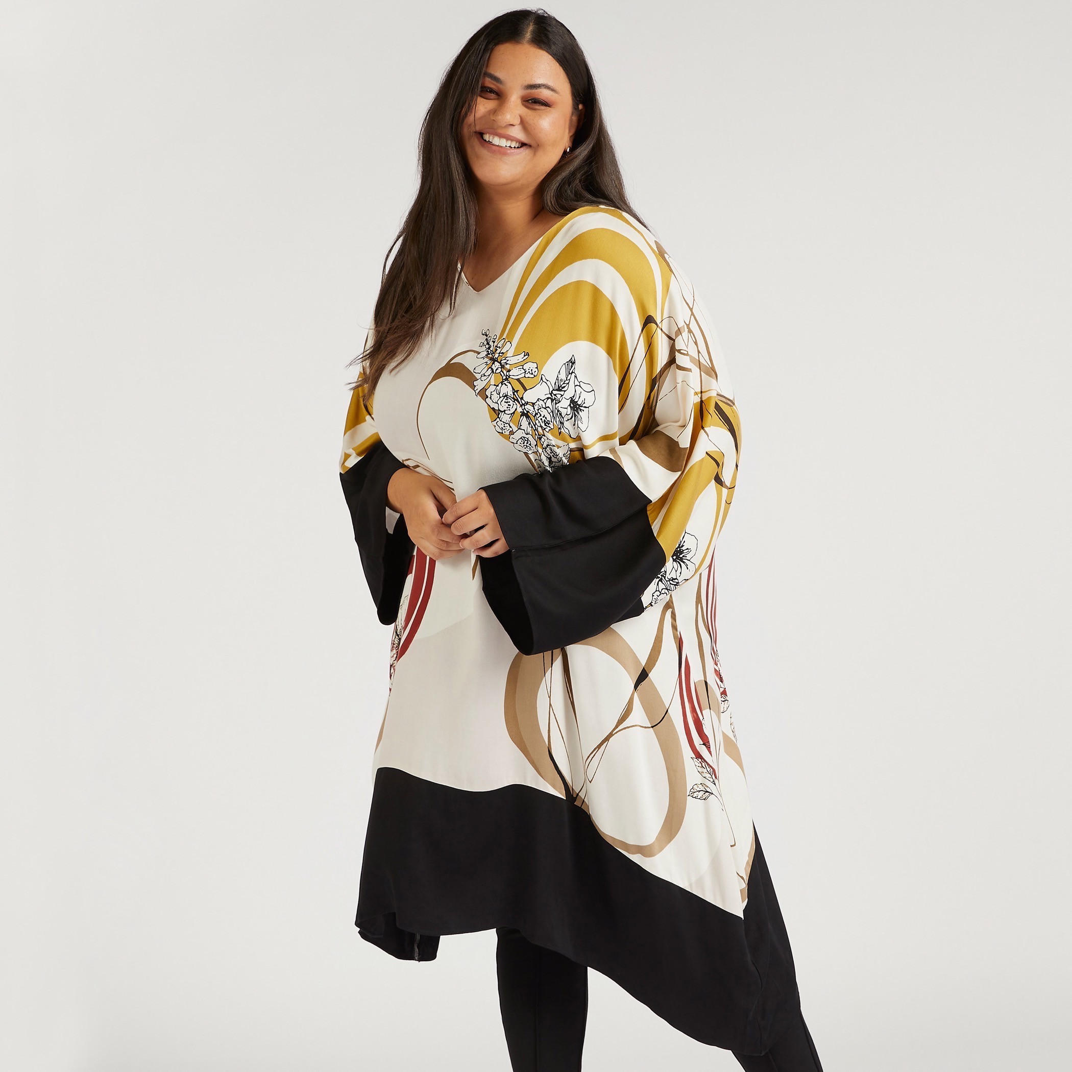 بلوزة مزّينة بنقوش تجريدية مع ياقة V وأطراف غير متماثلة-women-clothing-shirtsandblouses-blouses-image-5