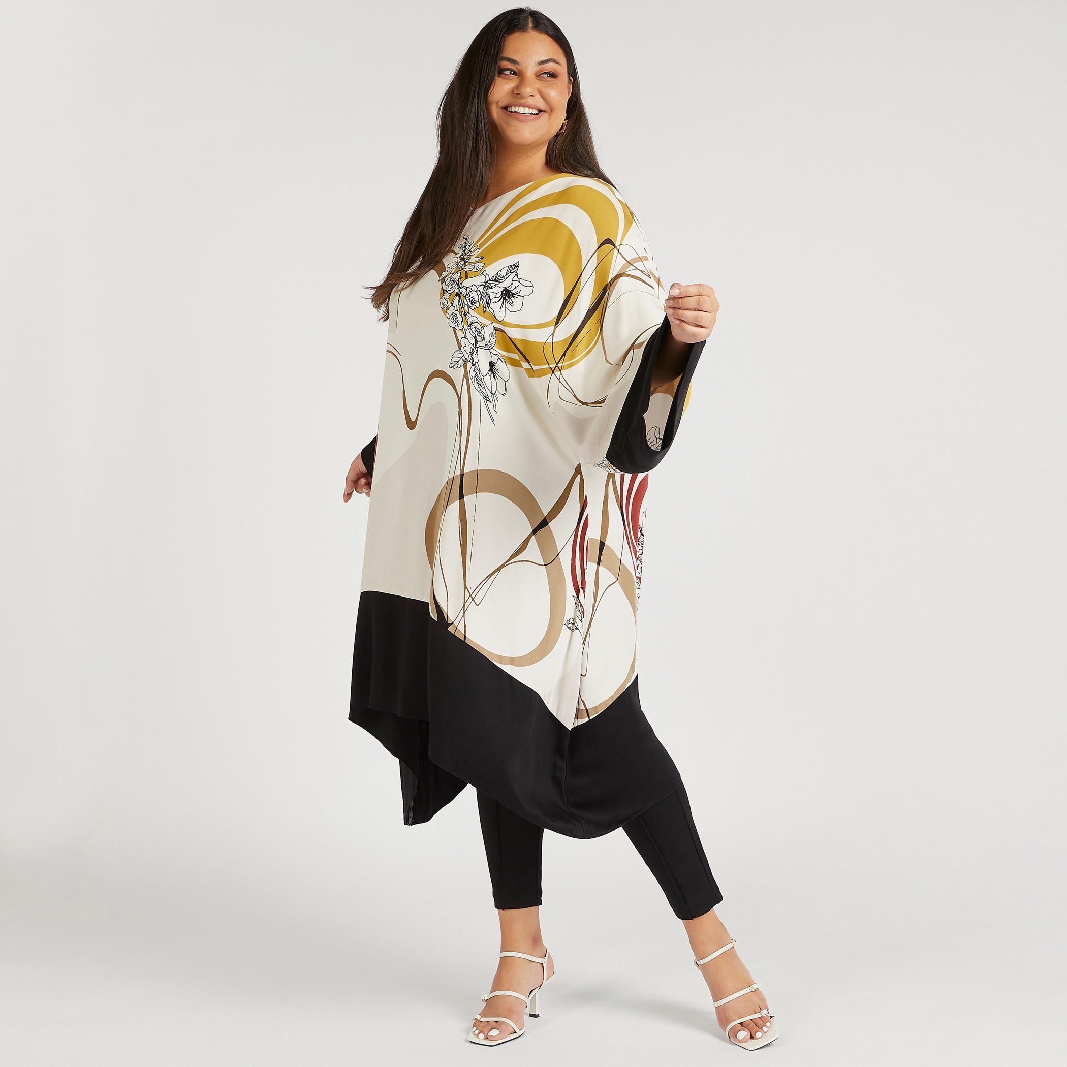 بلوزة مزّينة بنقوش تجريدية مع ياقة V وأطراف غير متماثلة-women-clothing-shirtsandblouses-blouses-image-4