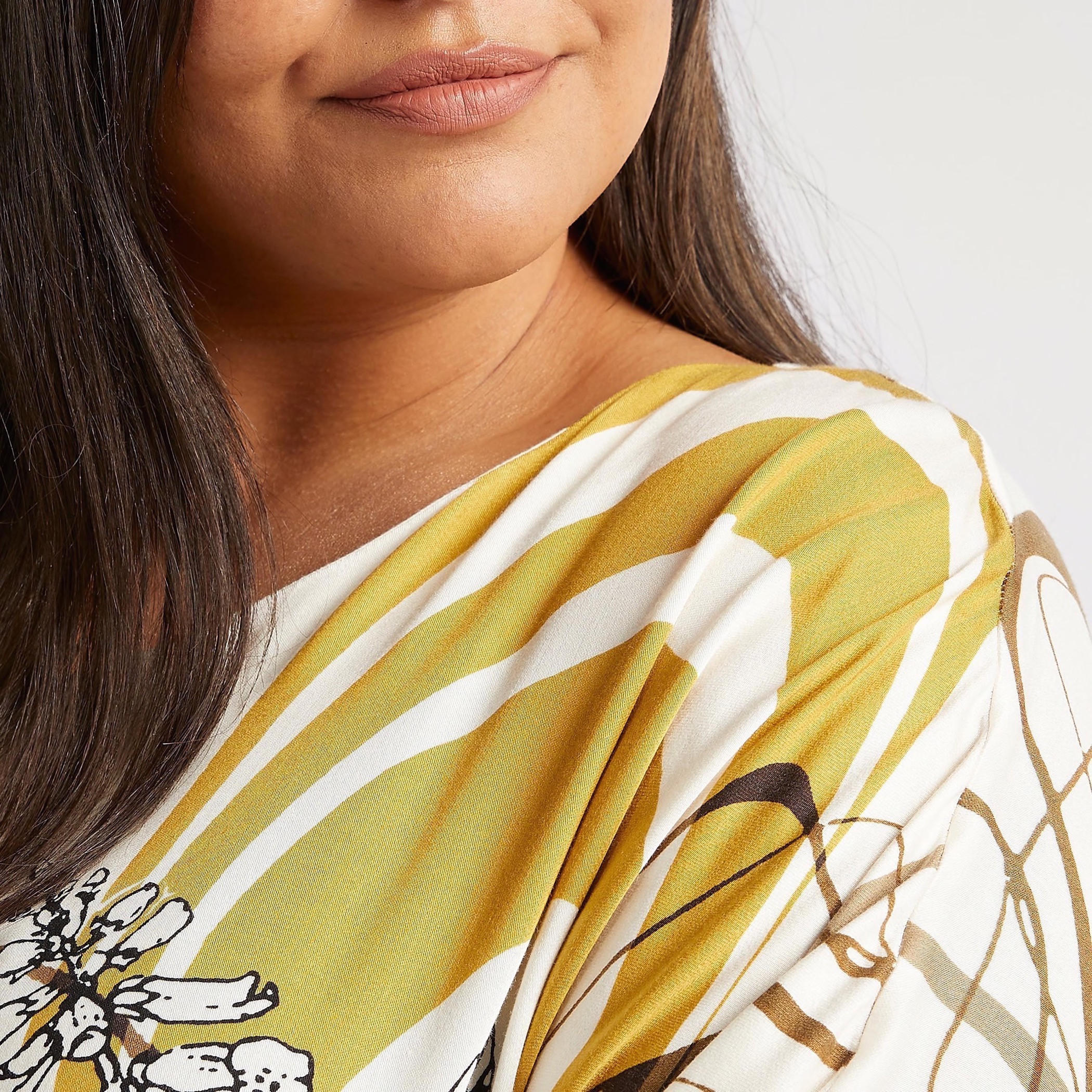 بلوزة مزّينة بنقوش تجريدية مع ياقة V وأطراف غير متماثلة-women-clothing-shirtsandblouses-blouses-image-3