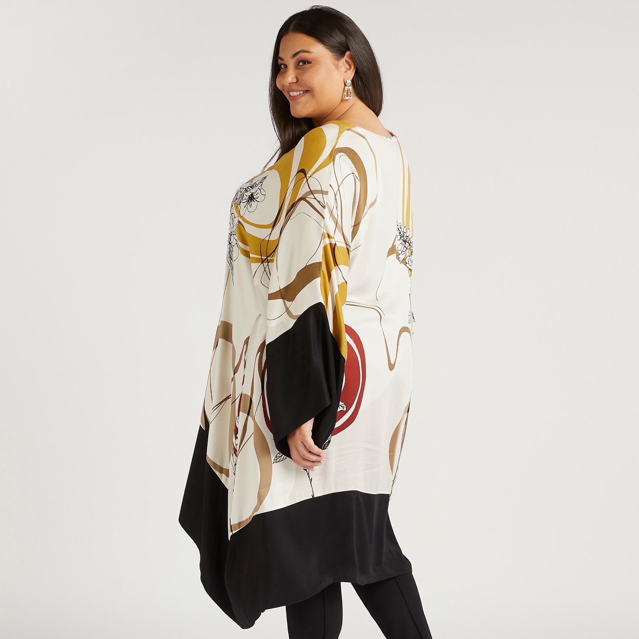 بلوزة مزّينة بنقوش تجريدية مع ياقة V وأطراف غير متماثلة-women-clothing-shirtsandblouses-blouses-image-2