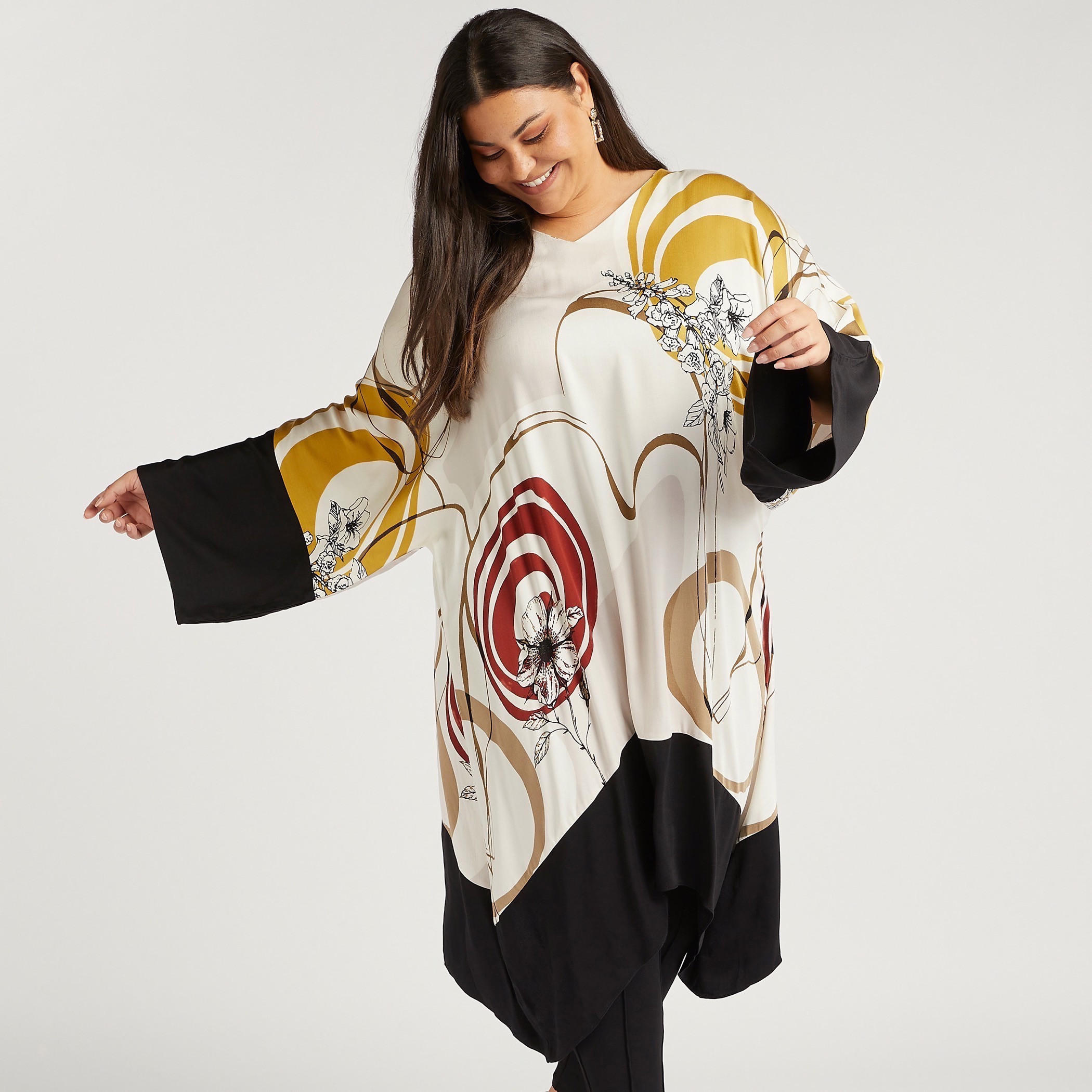 بلوزة مزّينة بنقوش تجريدية مع ياقة V وأطراف غير متماثلة-women-clothing-shirtsandblouses-blouses-image-1