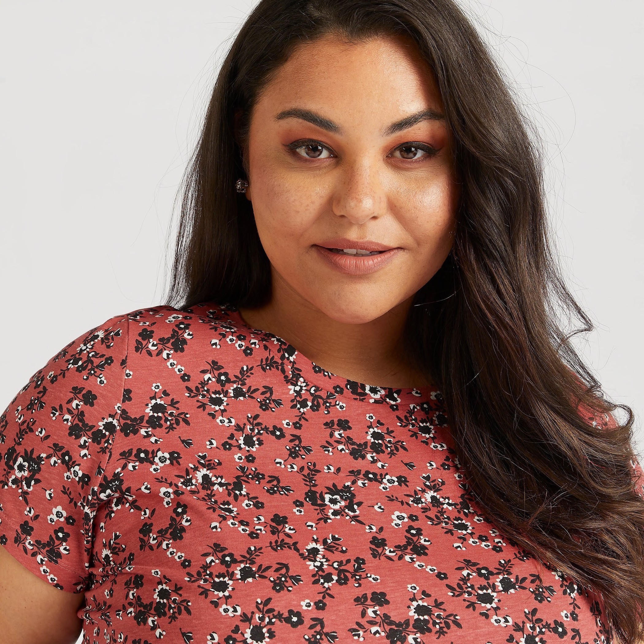 تيشيرت بياقة مستديرة وأكمام قصيرة وطبعات أزهار-women-clothing-tshirts-image-3