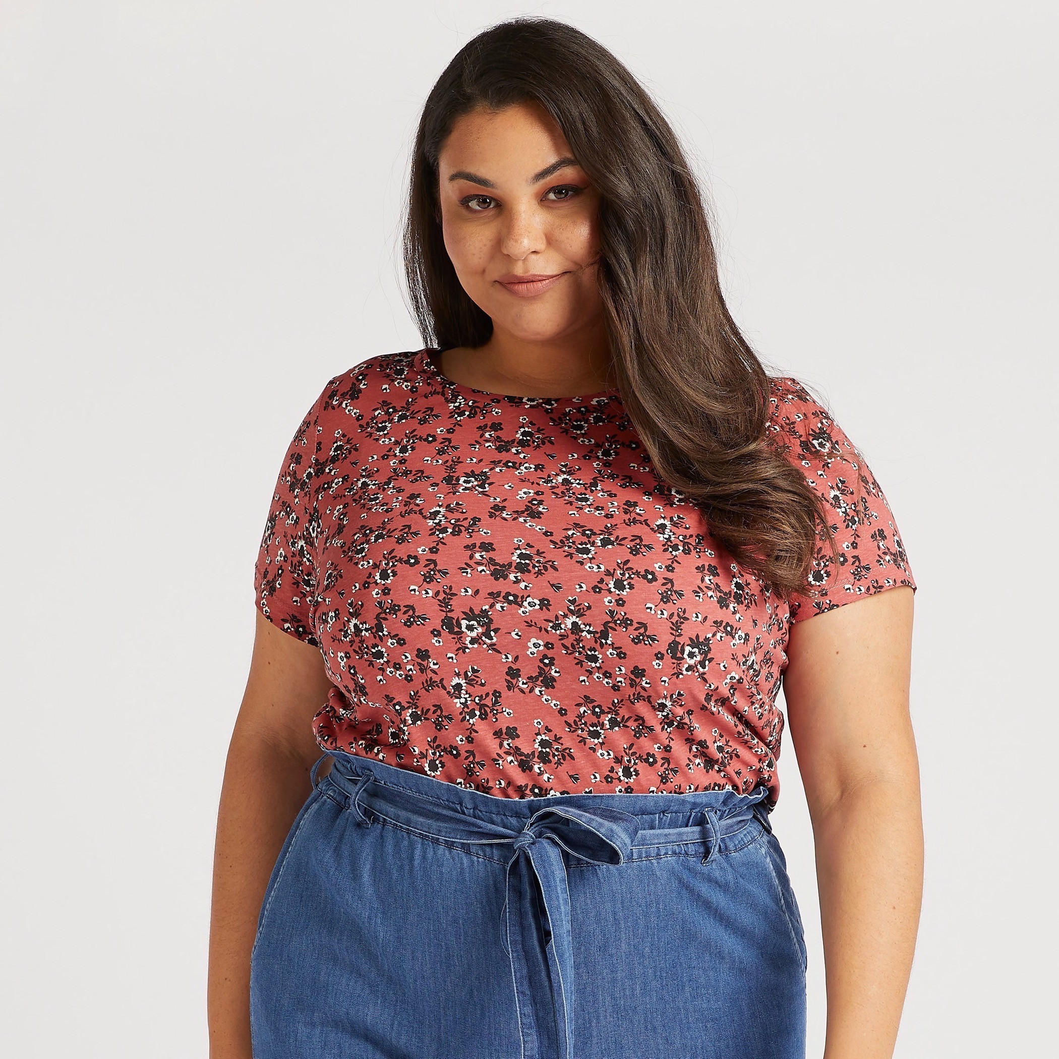 تيشيرت بياقة مستديرة وأكمام قصيرة وطبعات أزهار-women-clothing-tshirts-image-5