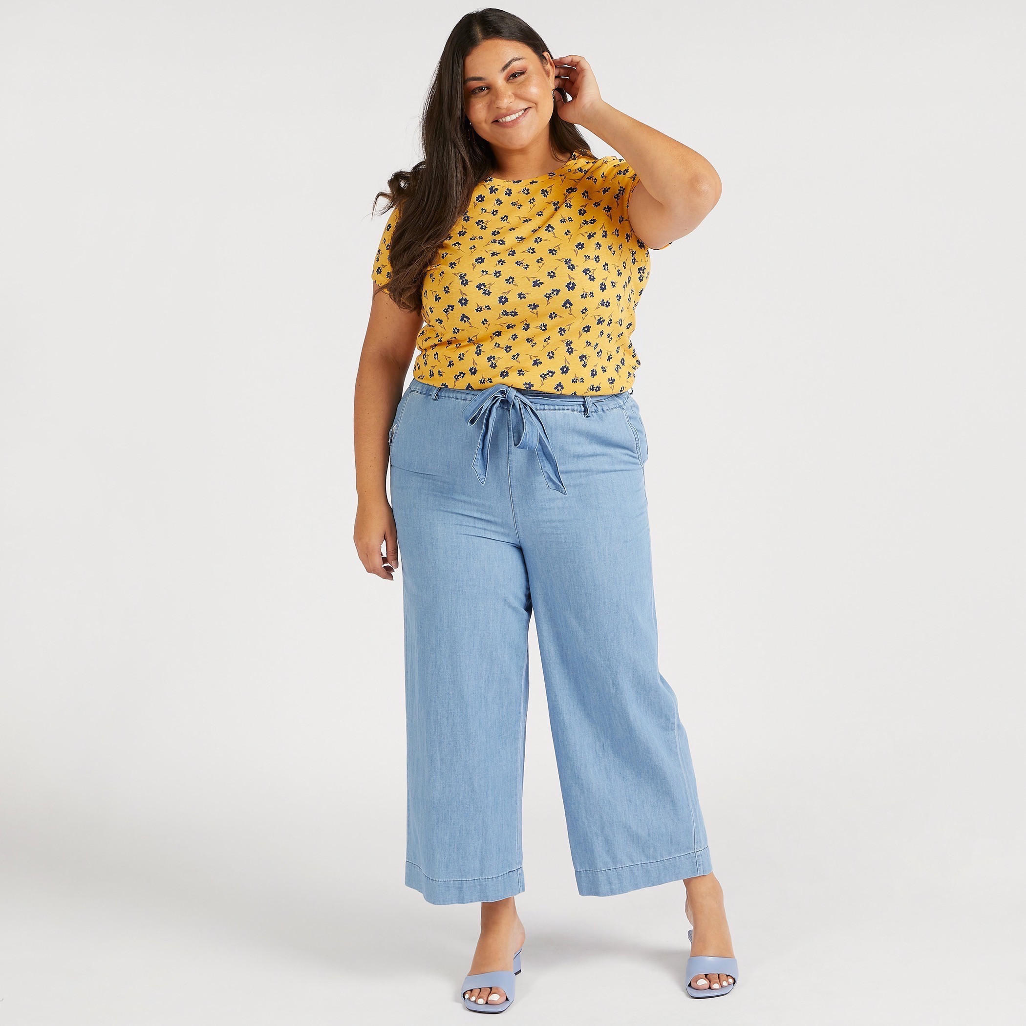 تيشيرت بياقة مستديرة وأكمام قصيرة وطبعات أزهار-women-clothing-tshirts-image-2