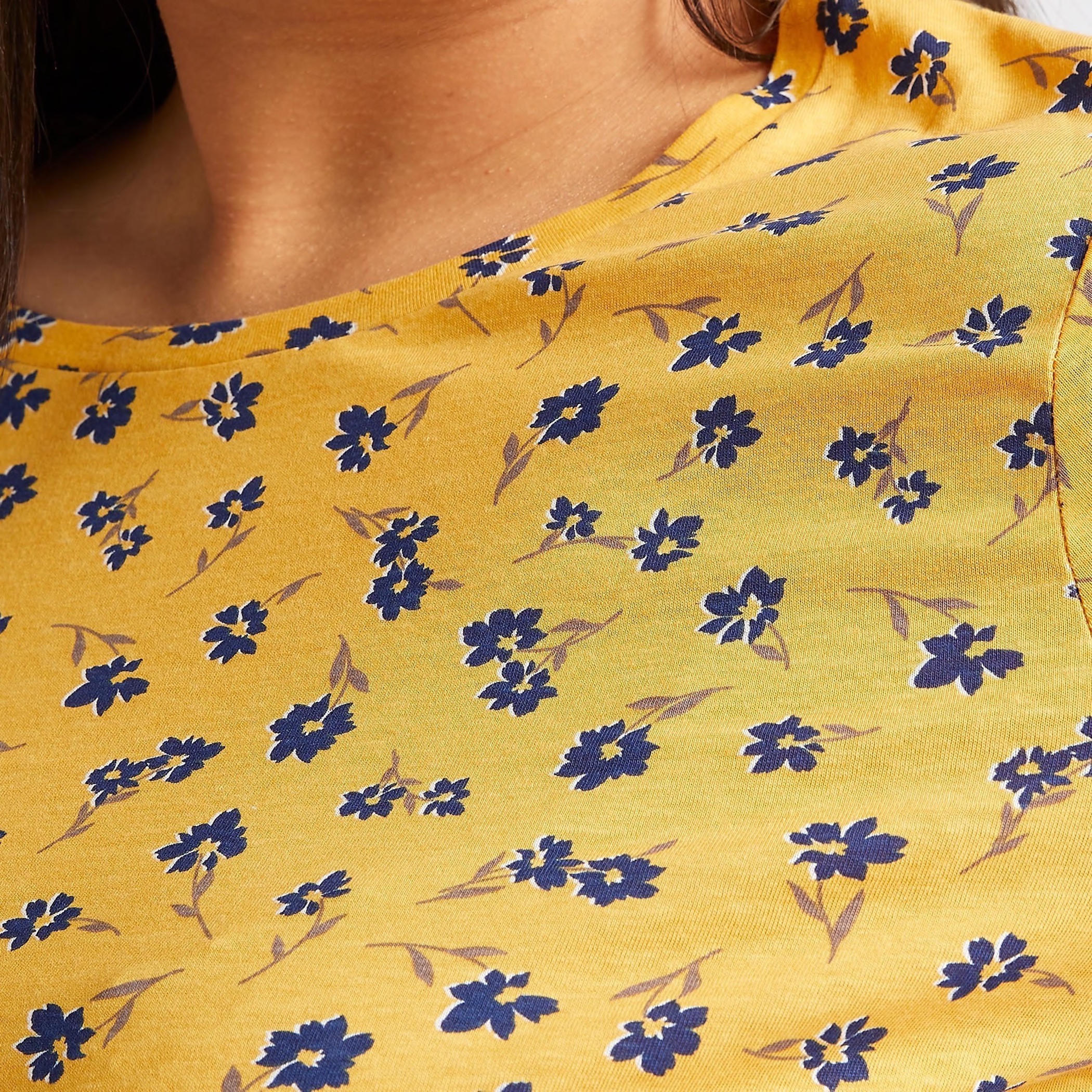 تيشيرت بياقة مستديرة وأكمام قصيرة وطبعات أزهار-women-clothing-tshirts-image-3