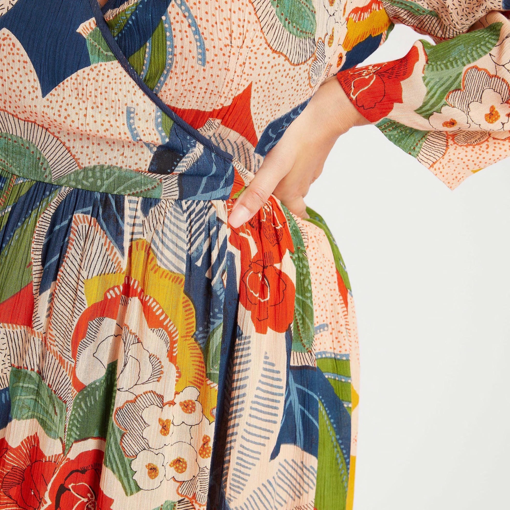 فستان ميدي ملفوف بحوّاف غير مستوية وطبعات زهرية-women-clothing-dresses-image-3