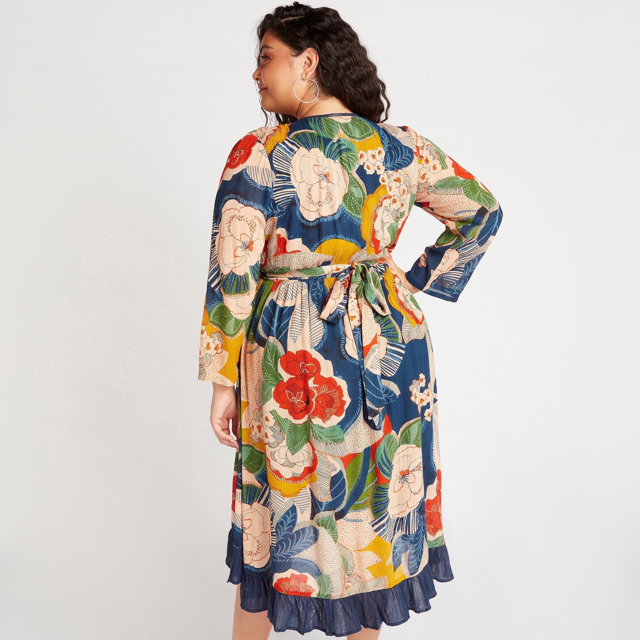 فستان ميدي ملفوف بحوّاف غير مستوية وطبعات زهرية-women-clothing-dresses-image-4