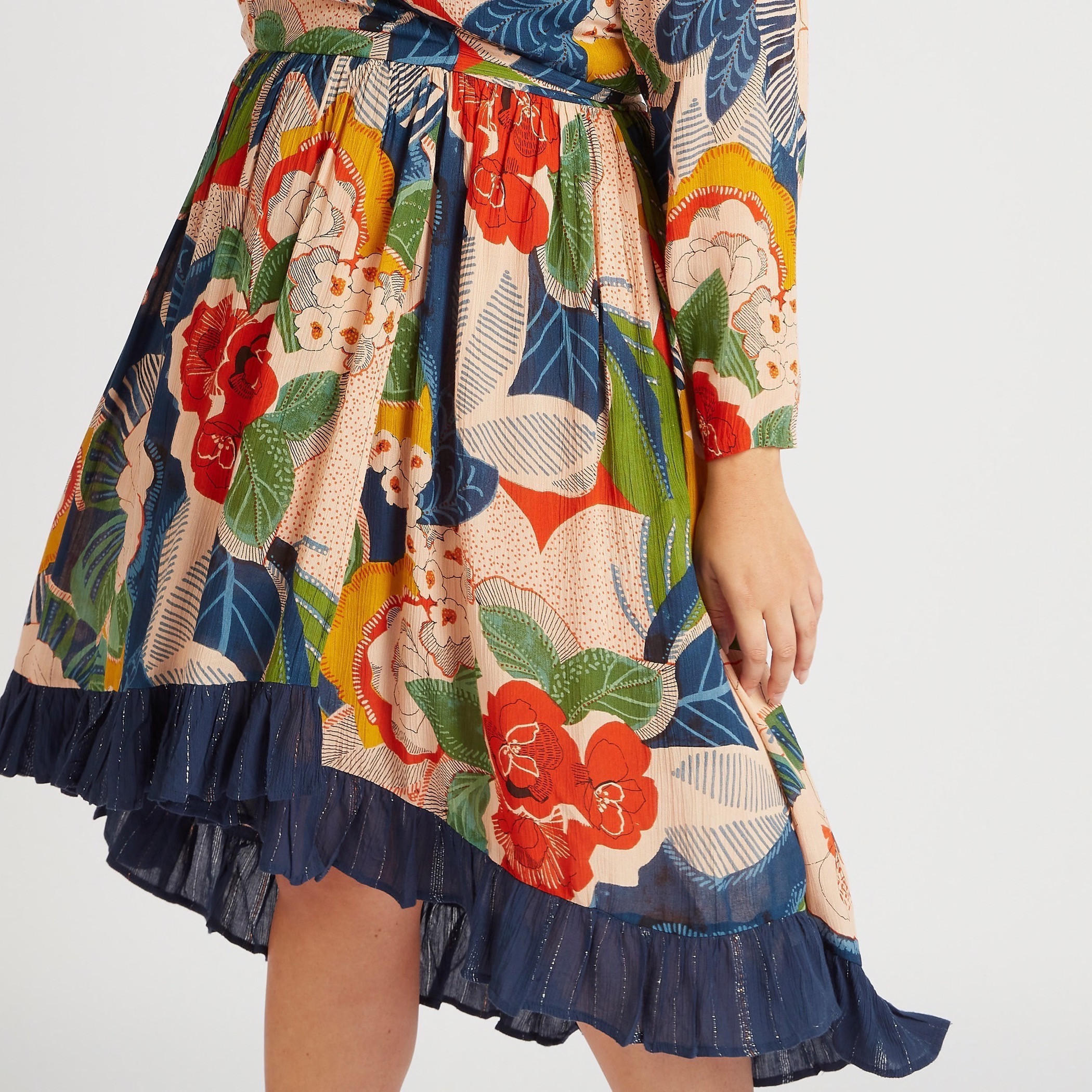 فستان ميدي ملفوف بحوّاف غير مستوية وطبعات زهرية-women-clothing-dresses-image-5