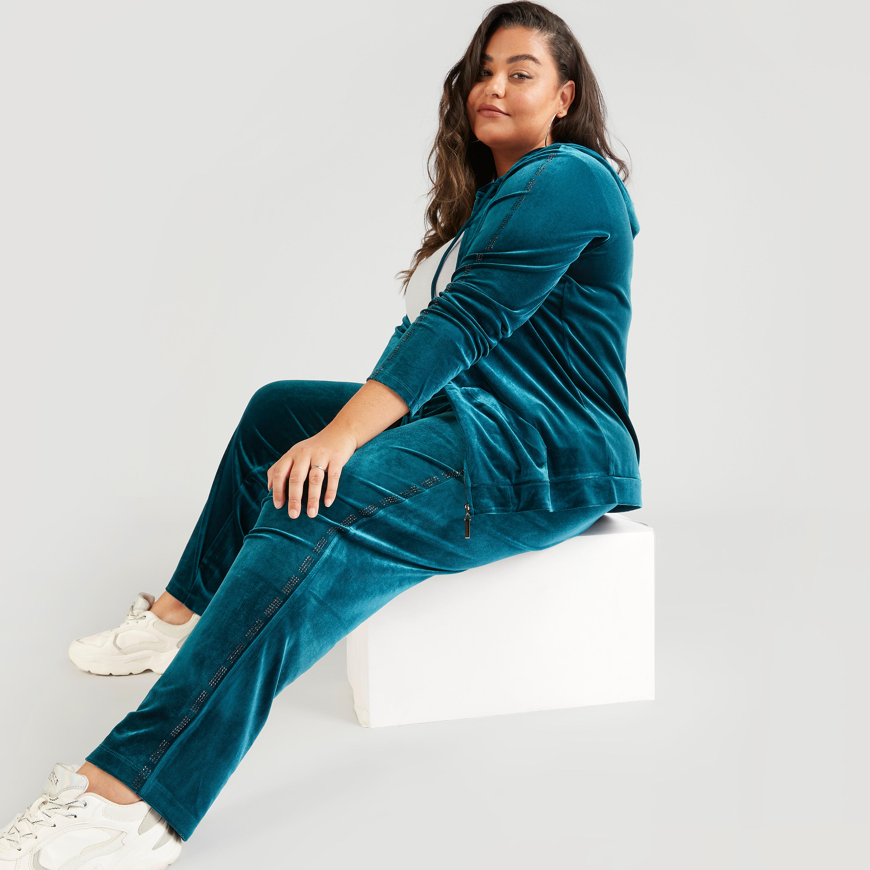 بنطلون رياضي مزيّن بتفاصيل شريطة ورباط إغلاق وجيوب-women-clothing-bottoms-joggers-image-2