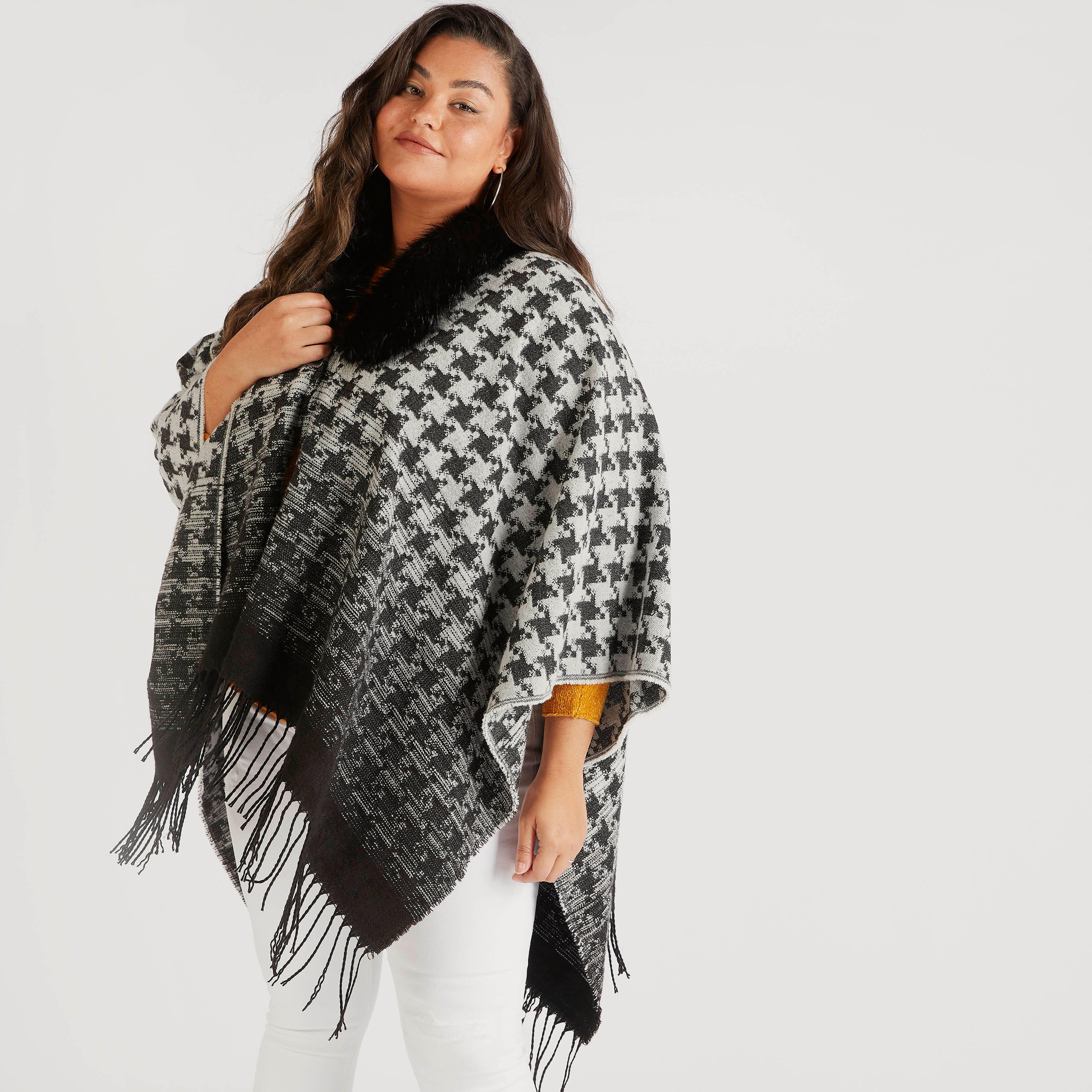 بونشوه خفيف كاروهات أبيض وأسود مع تفاصيل شراشيب-women-winterwear-cardigansandjumpers-cardigans-image-1