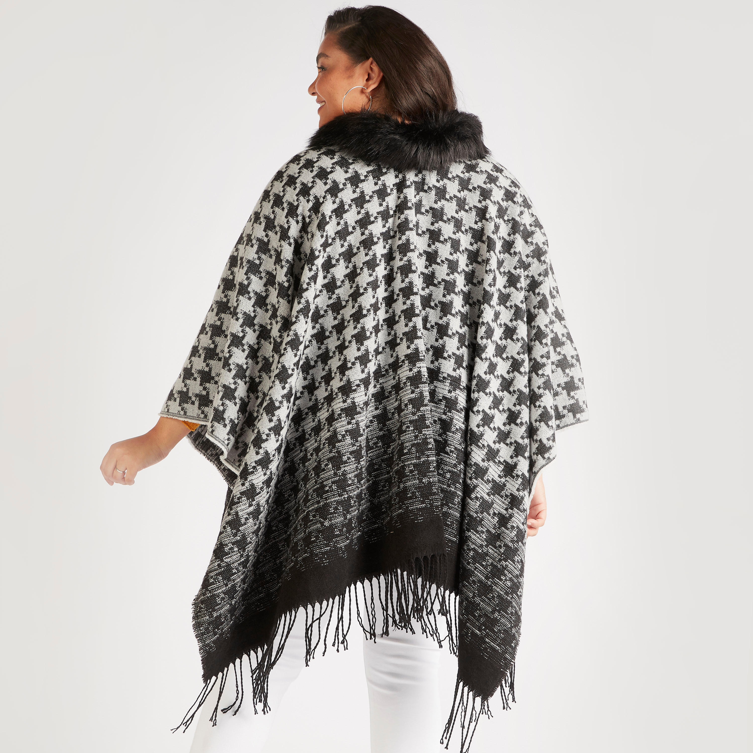بونشوه خفيف كاروهات أبيض وأسود مع تفاصيل شراشيب-women-winterwear-cardigansandjumpers-cardigans-image-5