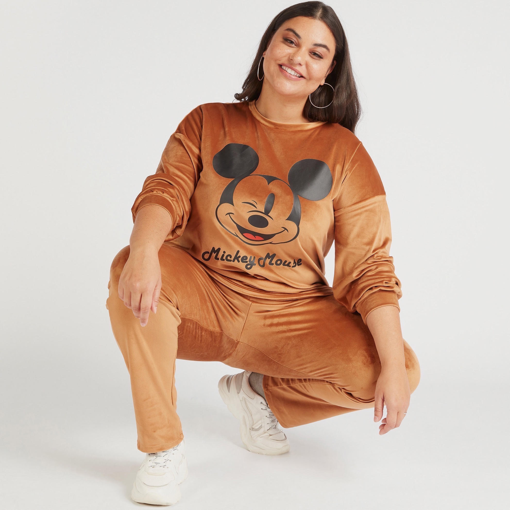 سويت شيرت بياقة ضيقة وأكمام طويلة وطبعات ميكي ماوس-women-winterwear-hoodiesandsweatshirts-sweatshirts-image-5