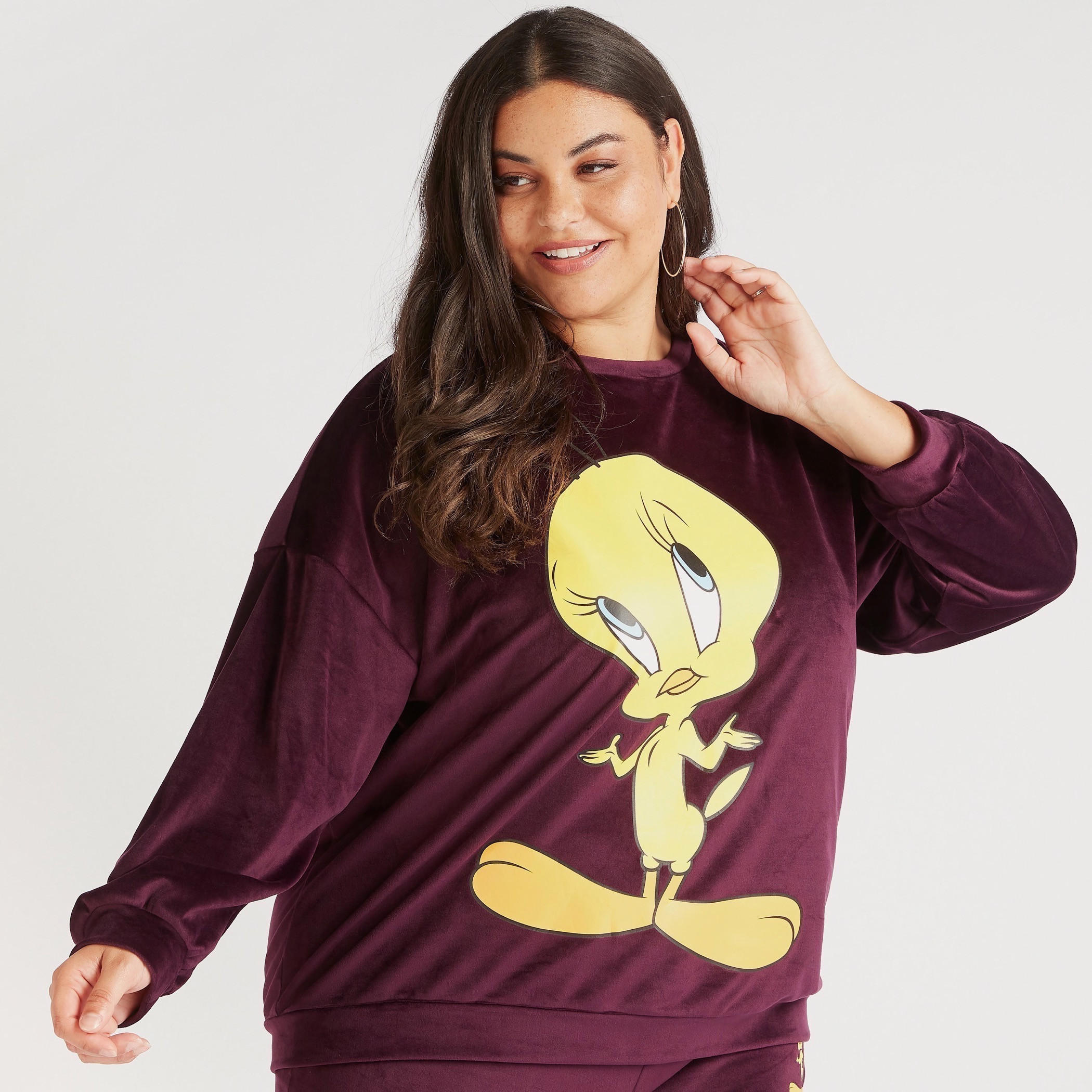 سويت شيرت بأكمام طويلة وياقة ضيّقة وطبعات تويتي-women-winterwear-hoodiesandsweatshirts-sweatshirts-image-1