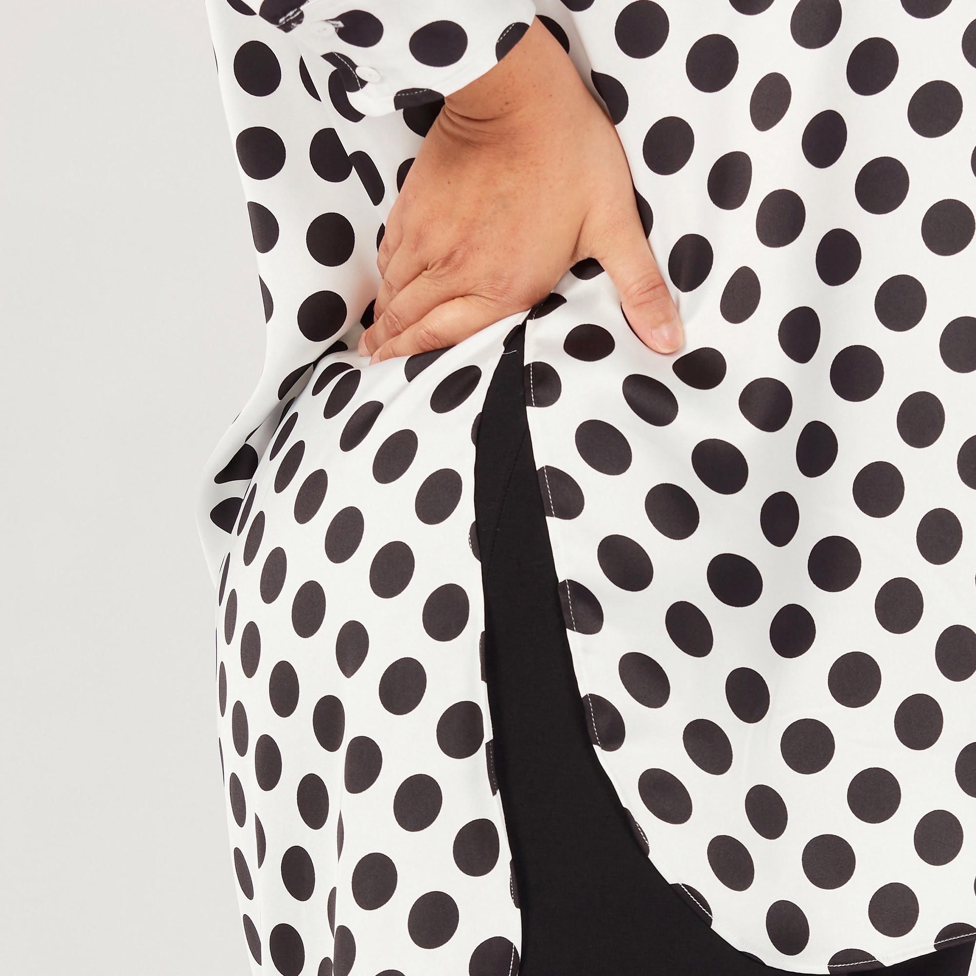 تونيك منقط بأطراف غير مستوية وأكمام طويلة-women-clothing-shirtsandblouses-blouses-image-3