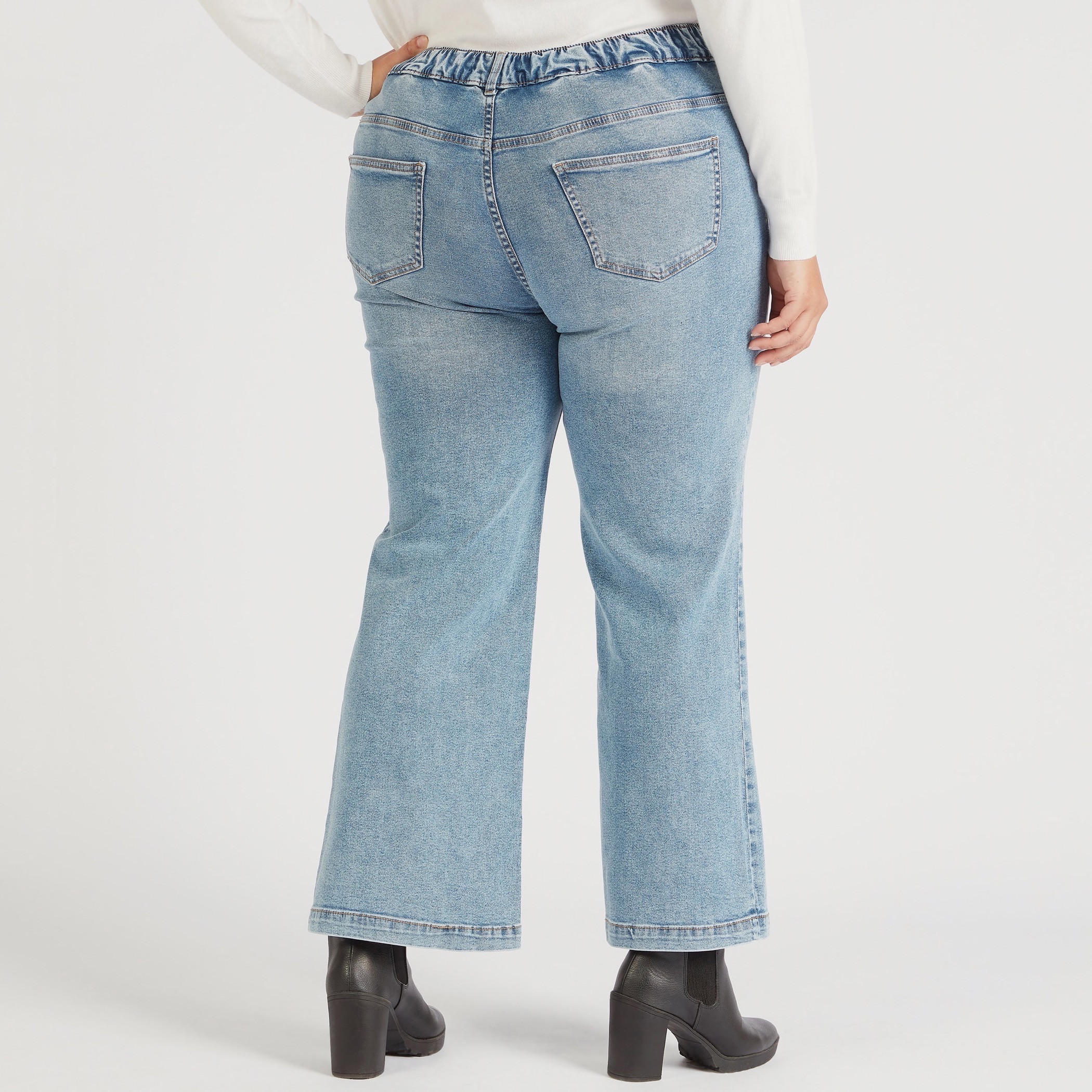 بنطلون جينز بخصر متوسّط الارتفاع وفتحات أماميّة وجيوب من لي كوبر-women-clothing-bottoms-jeans-image-4