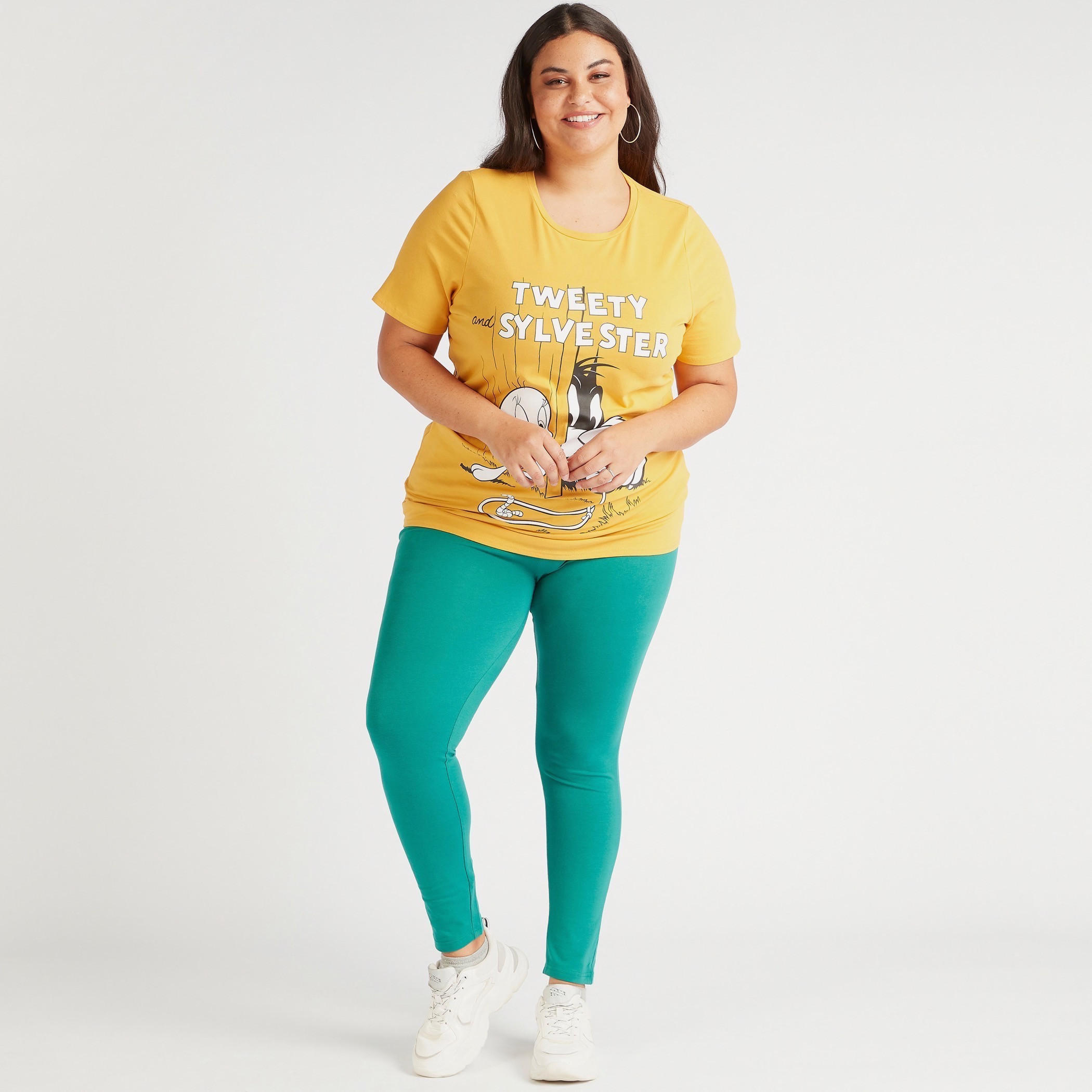 تيشيرت بياقة ضيقة وأكمام قصيرة وطبعات تويتي & سيلفيستر-women-clothing-tshirts-image-2
