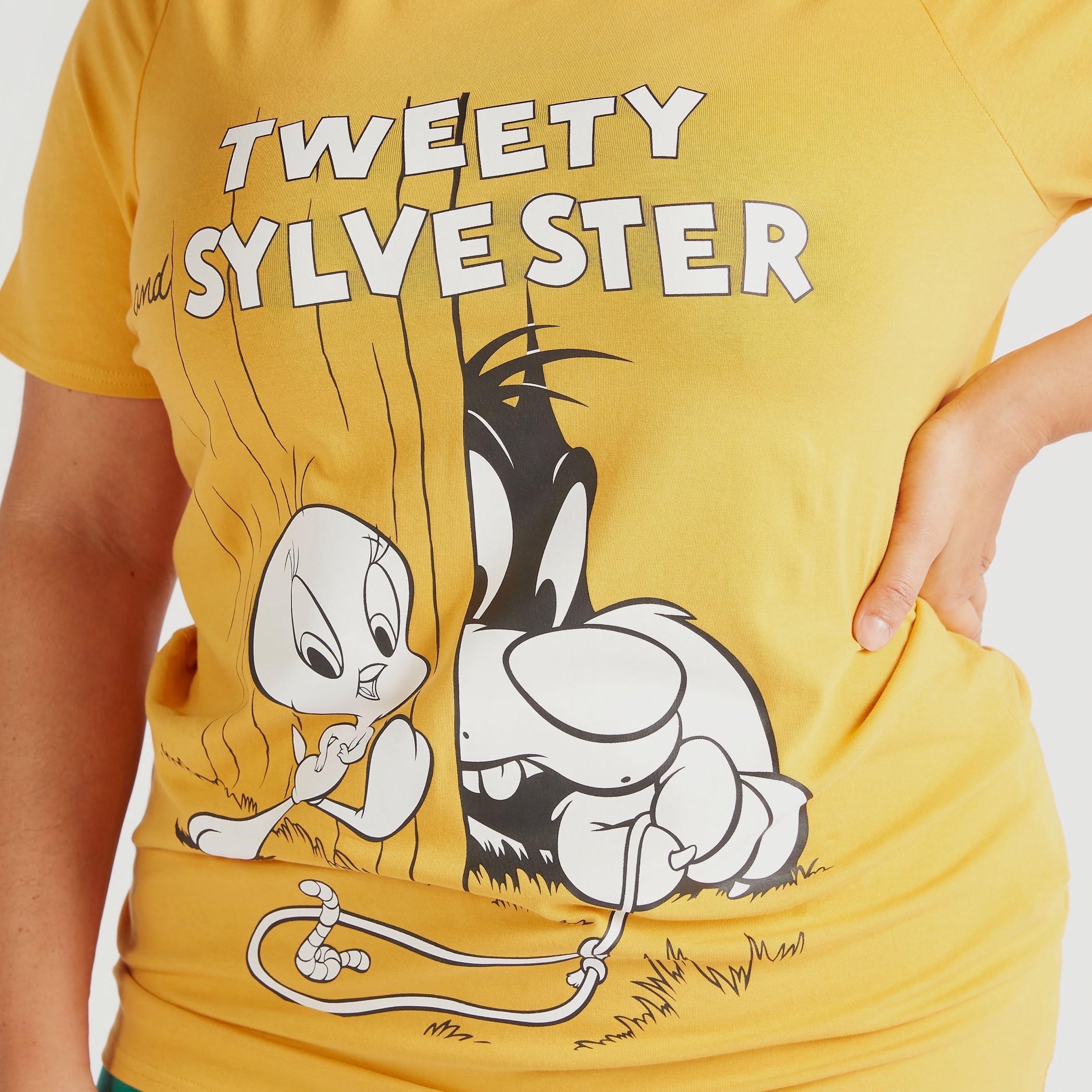 تيشيرت بياقة ضيقة وأكمام قصيرة وطبعات تويتي & سيلفيستر-women-clothing-tshirts-image-3