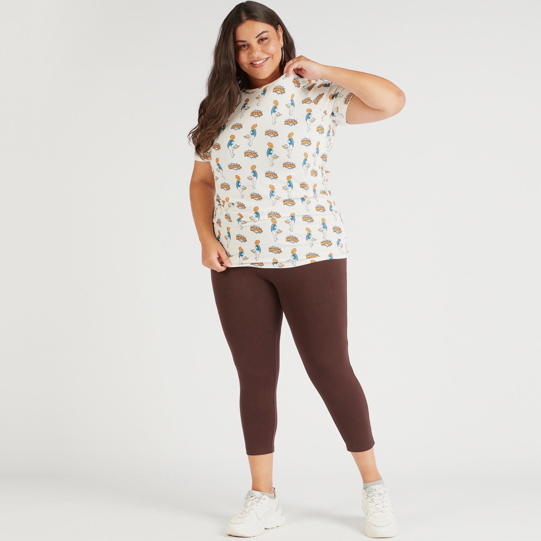 تيشيرت بياقة مستديرة وأكمام قصيرة وطبعات دونالد داك-women-clothing-tshirts-image-2