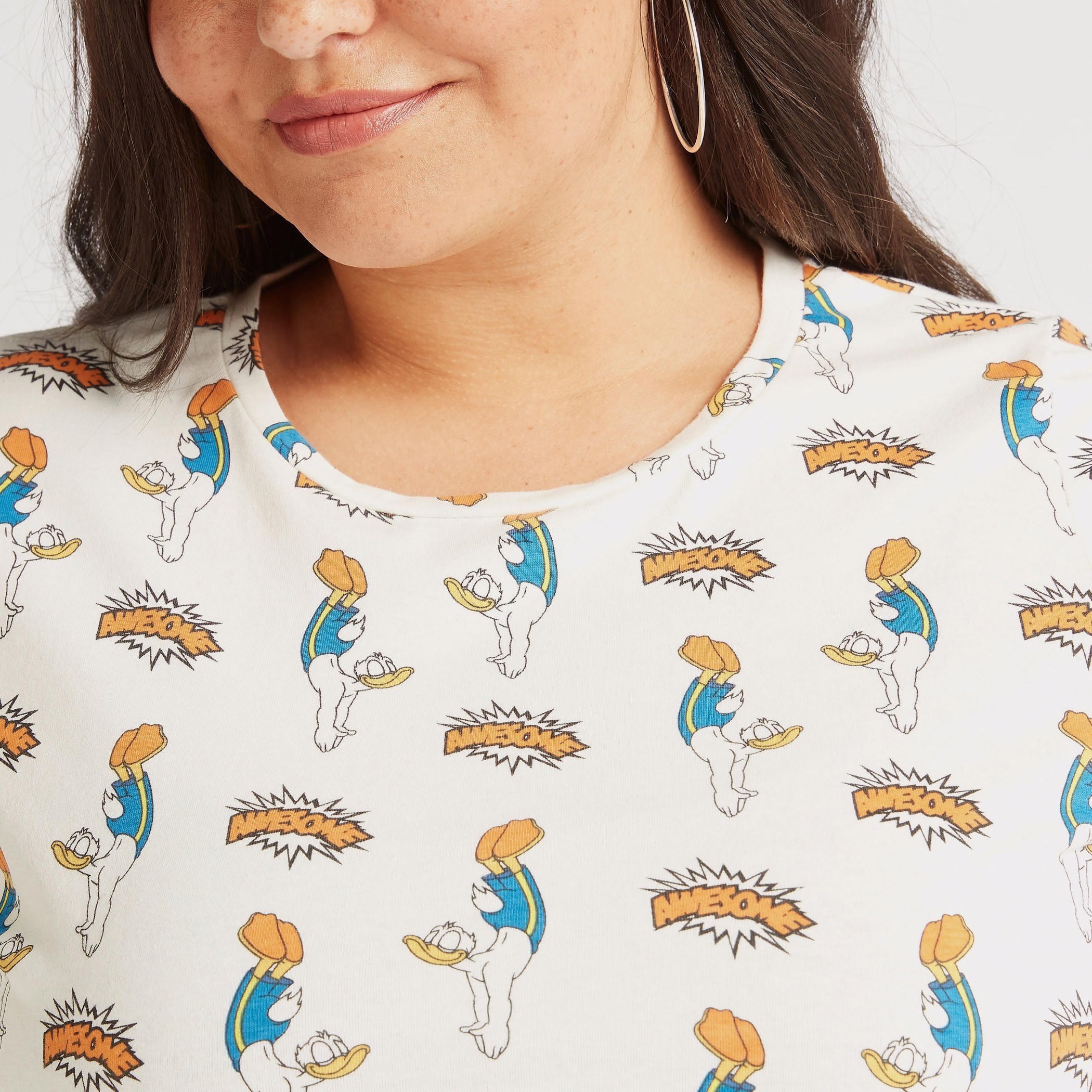 تيشيرت بياقة مستديرة وأكمام قصيرة وطبعات دونالد داك-women-clothing-tshirts-image-3