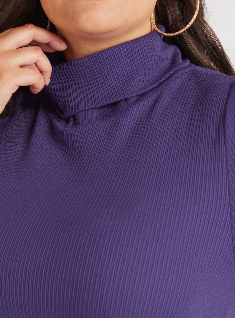 فستان ميدي واسع بارز الملمس بياقة عالية وتفاصيل فتجات جانبية وحزام-women-clothing-dresses-image-3