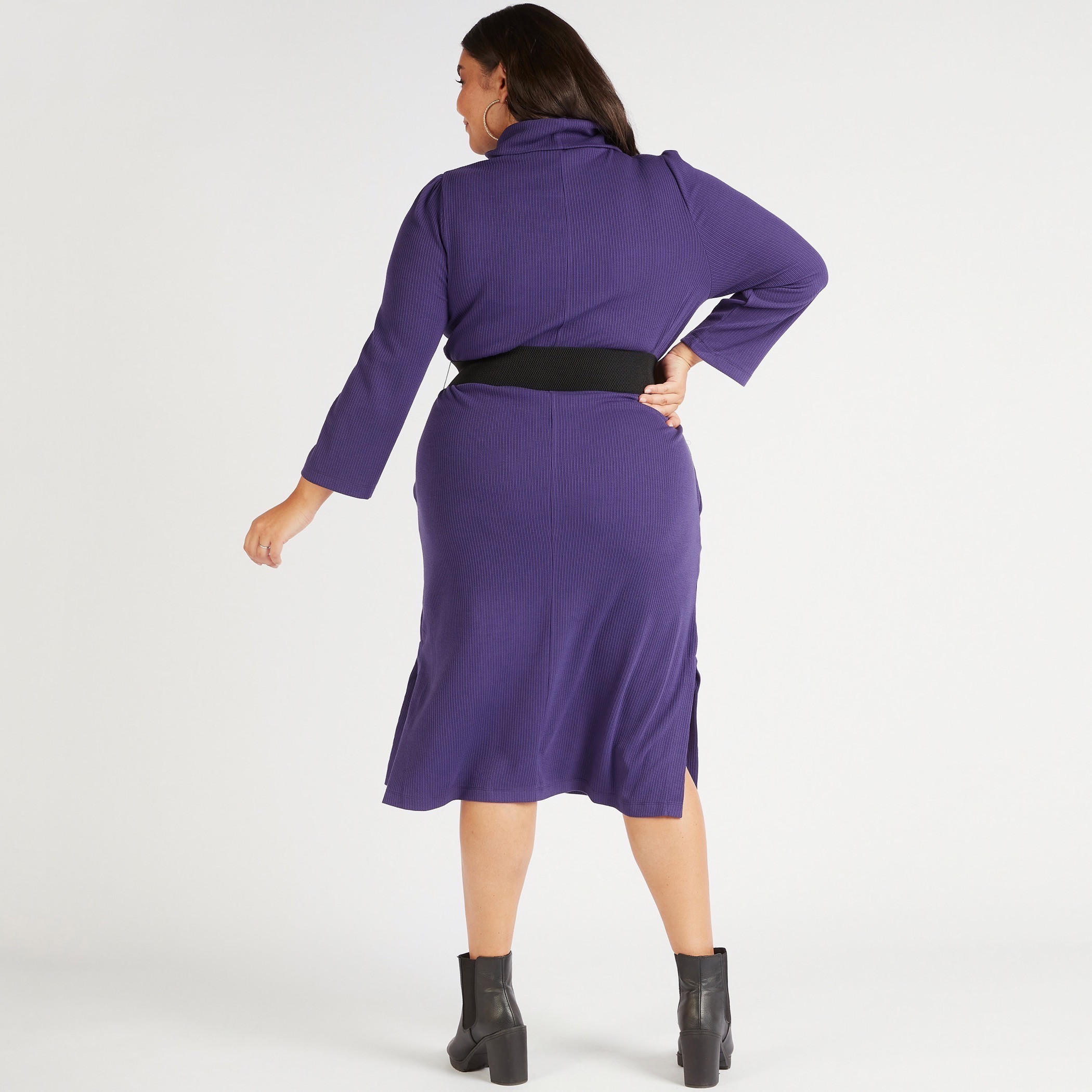 فستان ميدي واسع بارز الملمس بياقة عالية وتفاصيل فتجات جانبية وحزام-women-clothing-dresses-image-4