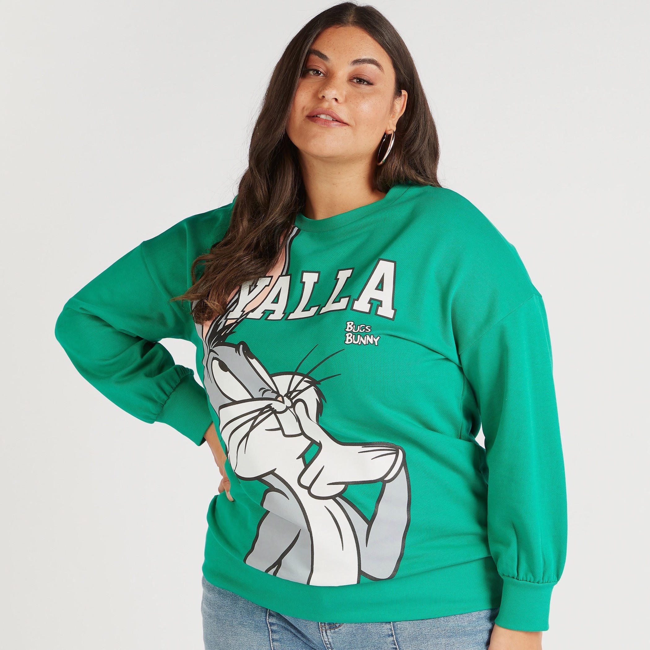 سويت شيرت بياقة ضيّقة وأكمام طويلة وطبعات باجز باني-women-winterwear-hoodiesandsweatshirts-sweatshirts-image-5