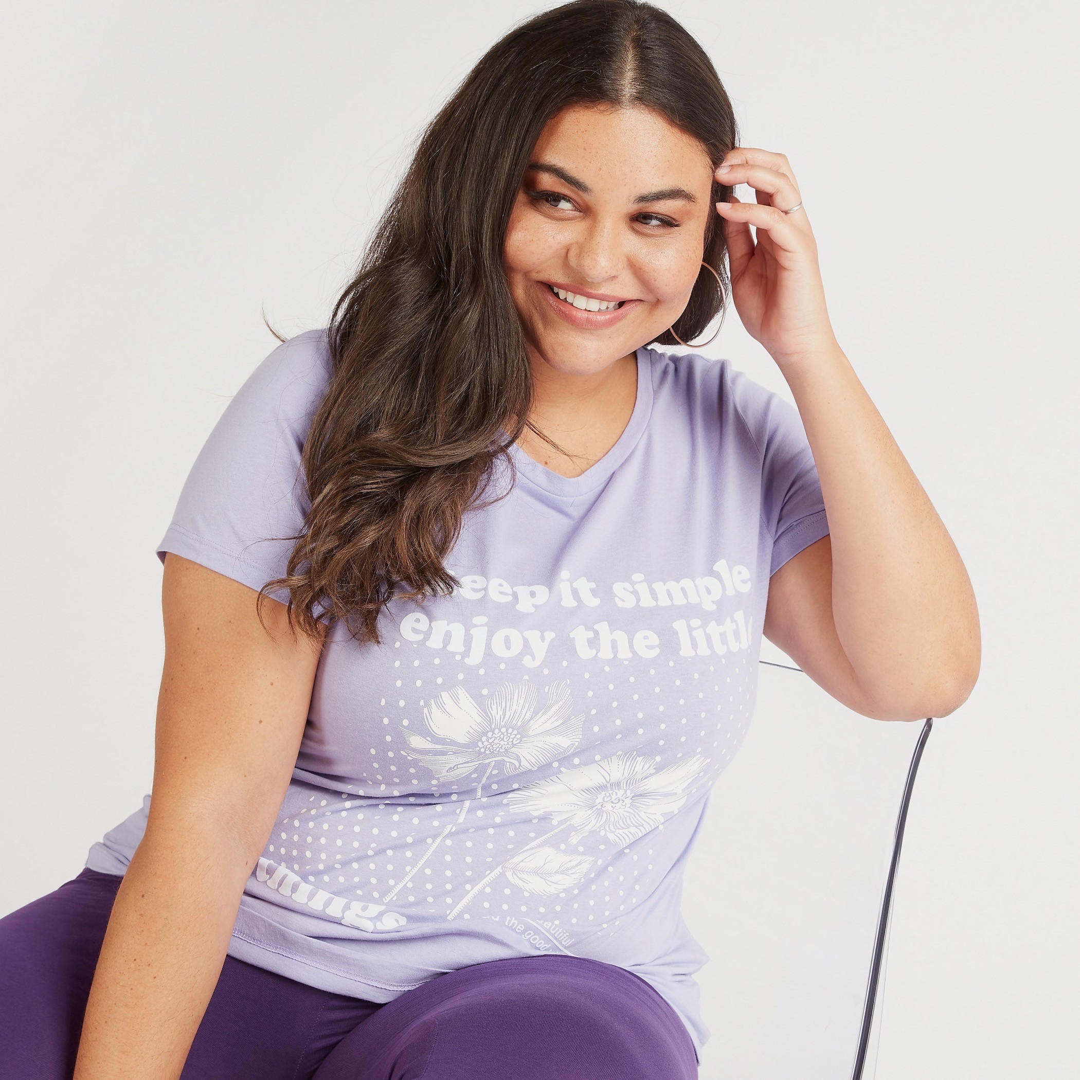 تيشيرت بياقة ضيّقة وأكمام قصيرة وطبعات جرافيك-women-clothing-tshirts-image-1