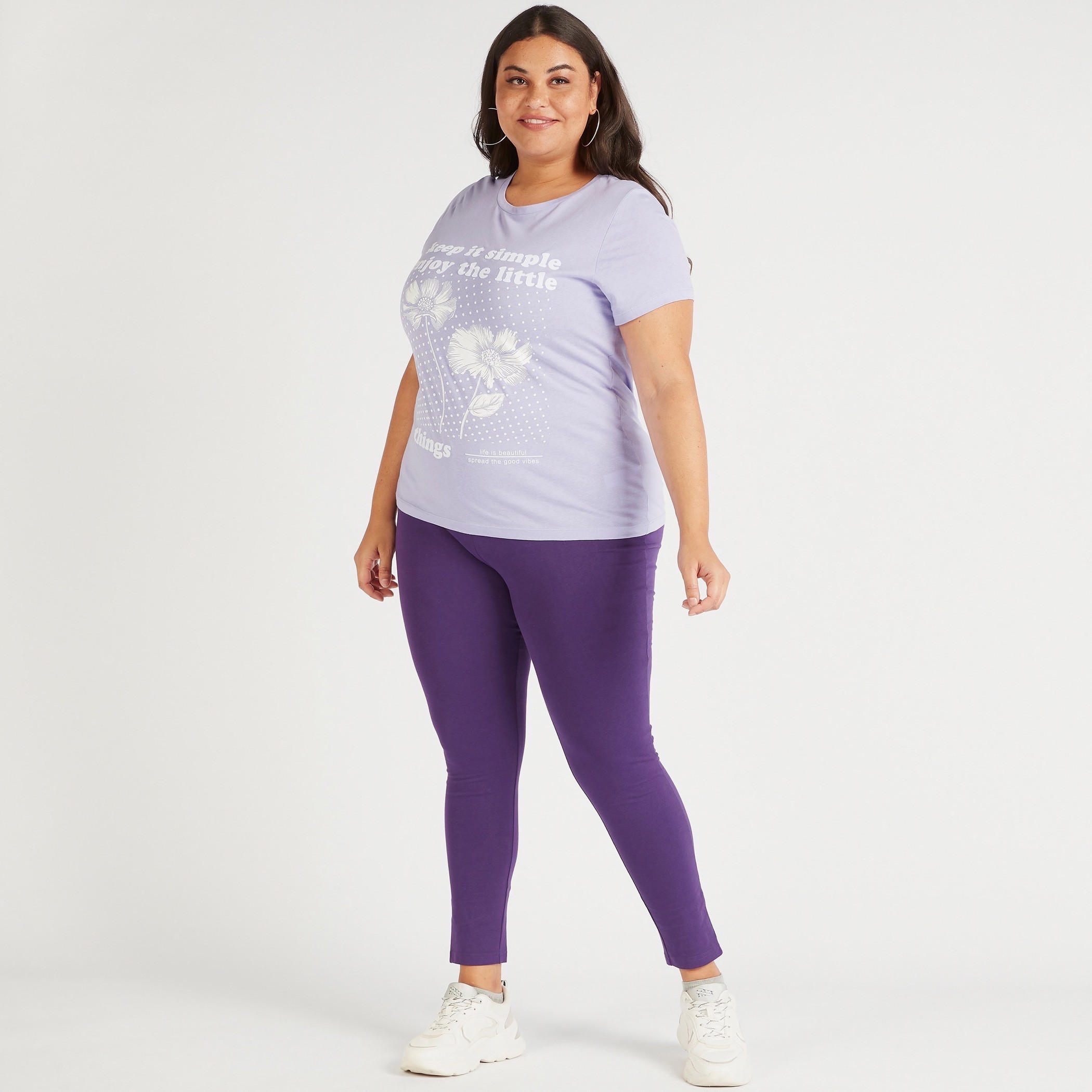 تيشيرت بياقة ضيّقة وأكمام قصيرة وطبعات جرافيك-women-clothing-tshirts-image-2
