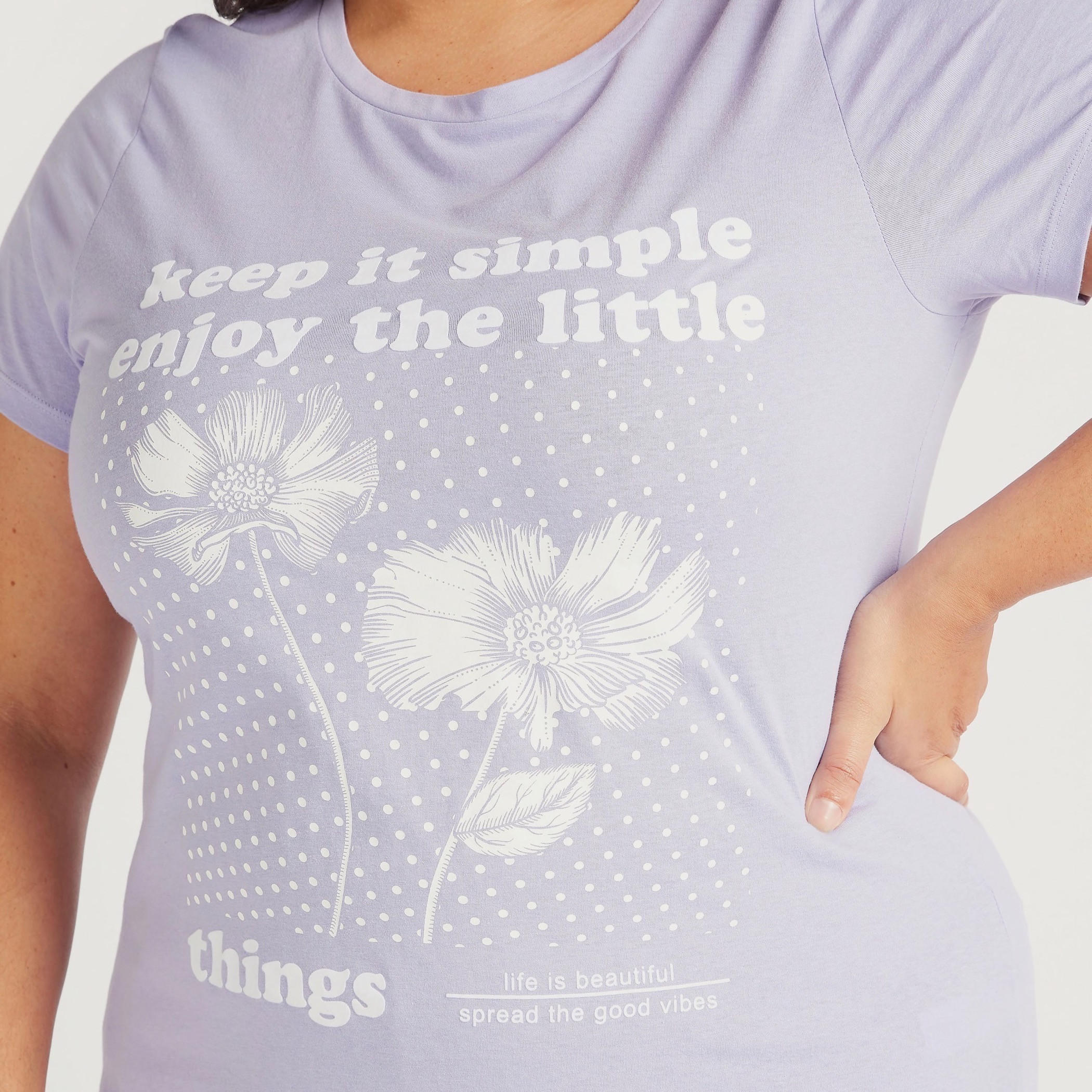 تيشيرت بياقة ضيّقة وأكمام قصيرة وطبعات جرافيك-women-clothing-tshirts-image-3