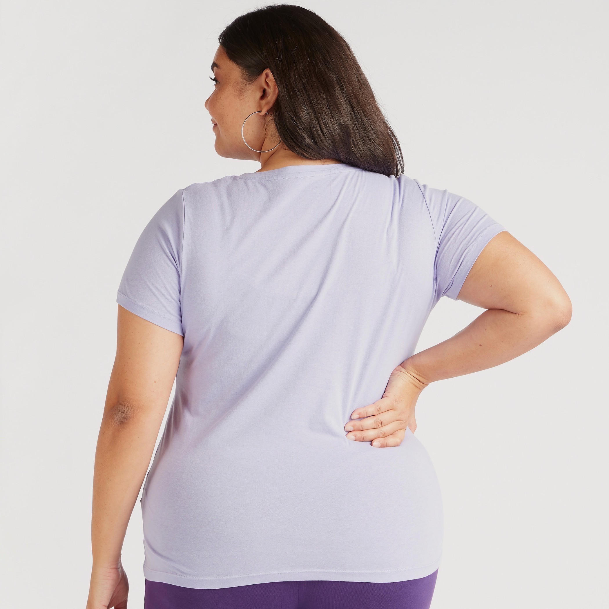 تيشيرت بياقة ضيّقة وأكمام قصيرة وطبعات جرافيك-women-clothing-tshirts-image-4