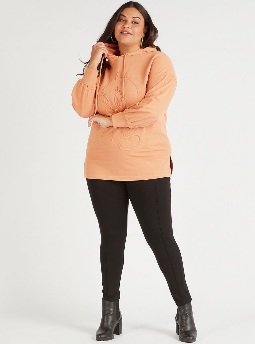 سويت شيرت بقبعة ونقوش تويتي وأكمام طويلة-women-winterwear-hoodiesandsweatshirts-sweatshirts-image-2