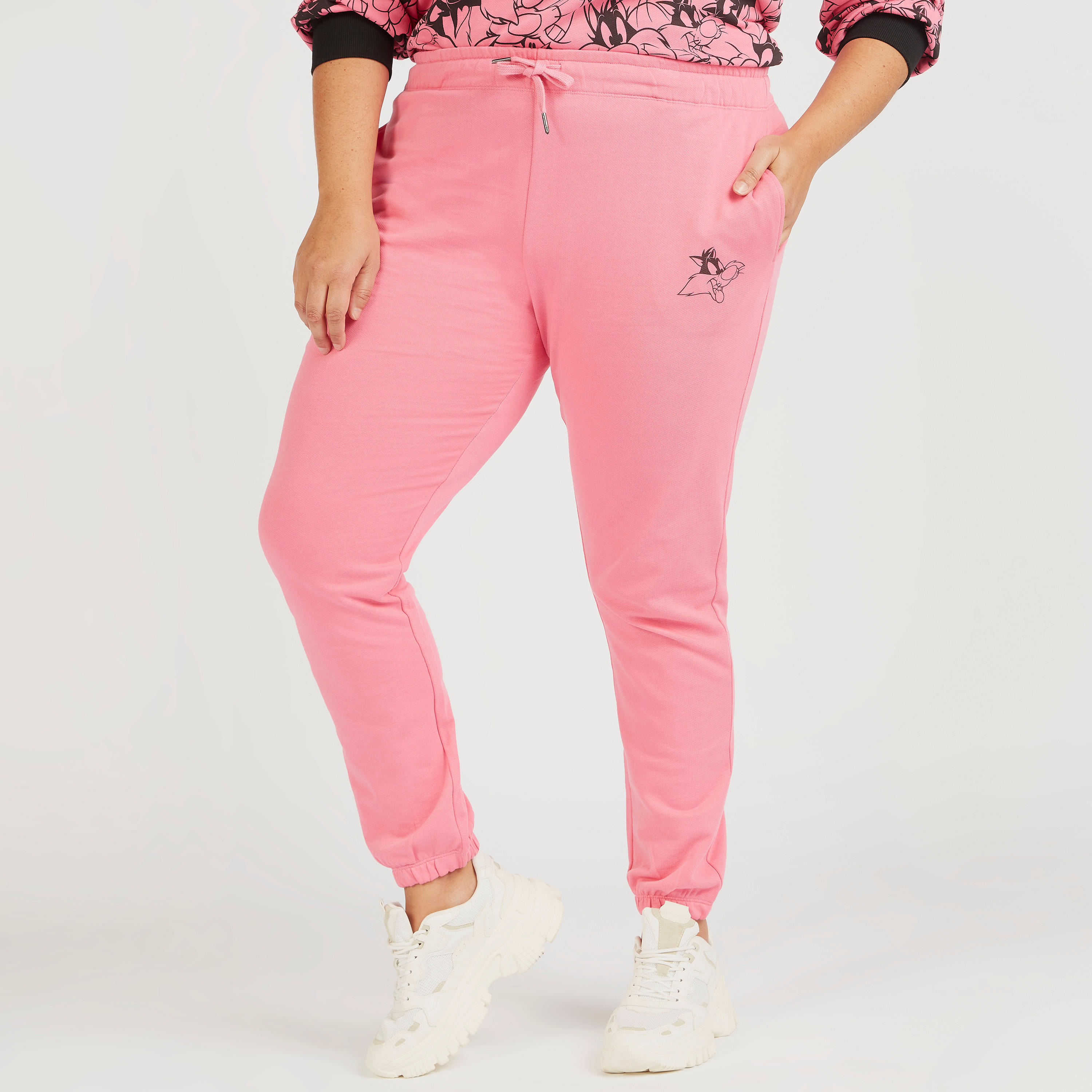 بنطلون رياضي بطبعات باجز باني ورباط إغلاق وجيوب-women-clothing-bottoms-joggers-image-1