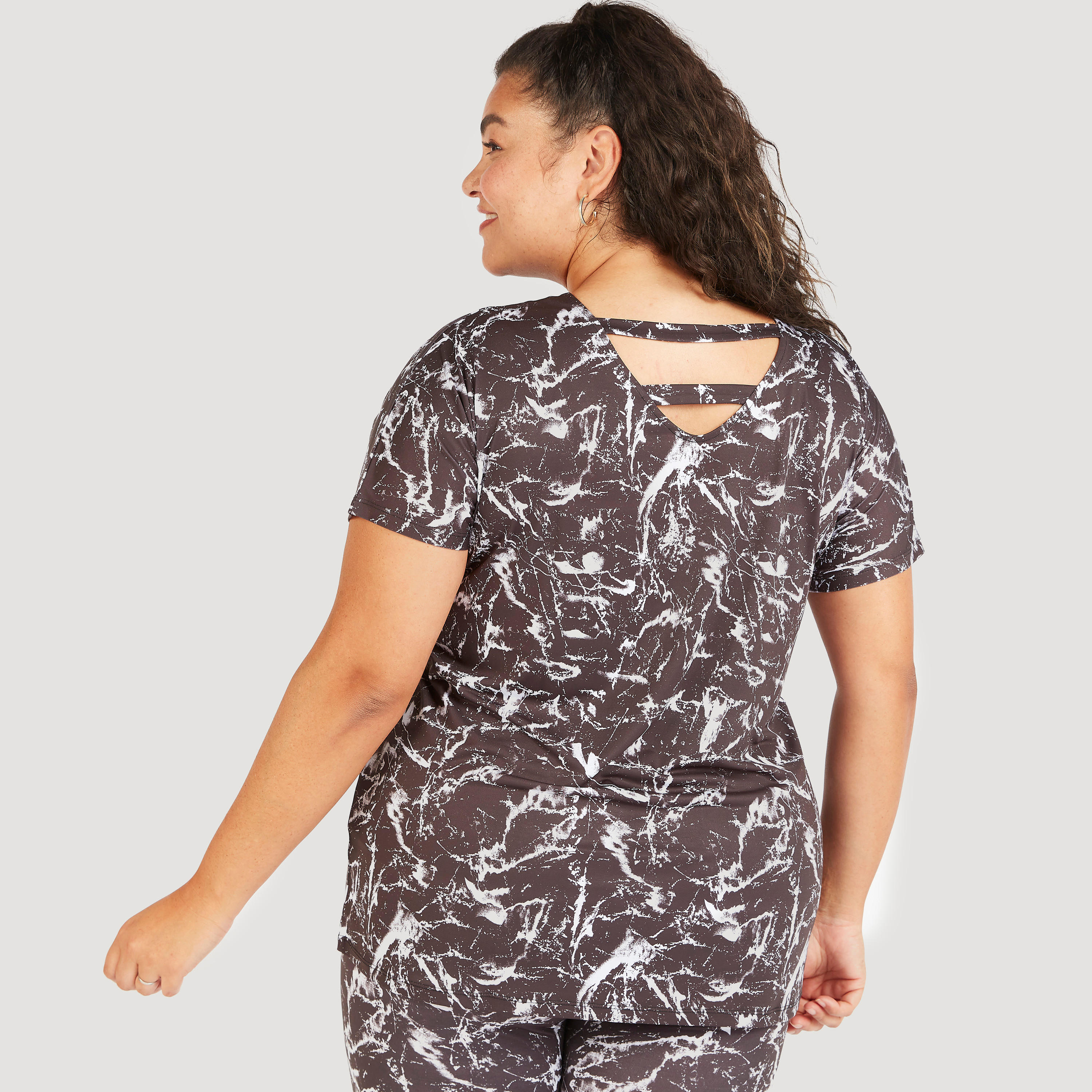 تيشيرت بياقة v وطبعات وأكمام قصيرة-women-clothing-tshirts-image-4