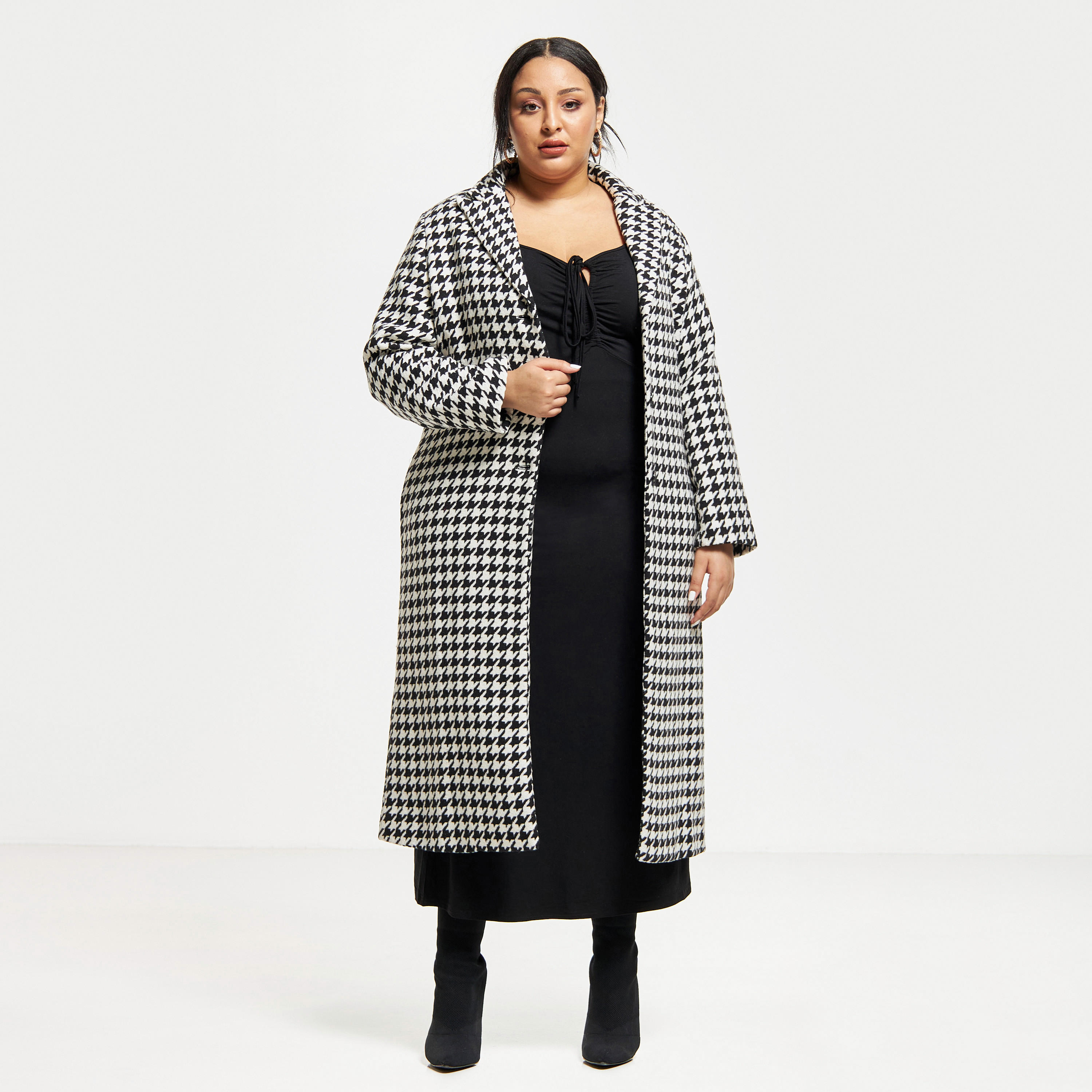 معطف خفيف بياقة مطوية وجيوب وطبعات أبيض وأسود-women-clothing-coatsandjackets-coats-image-1